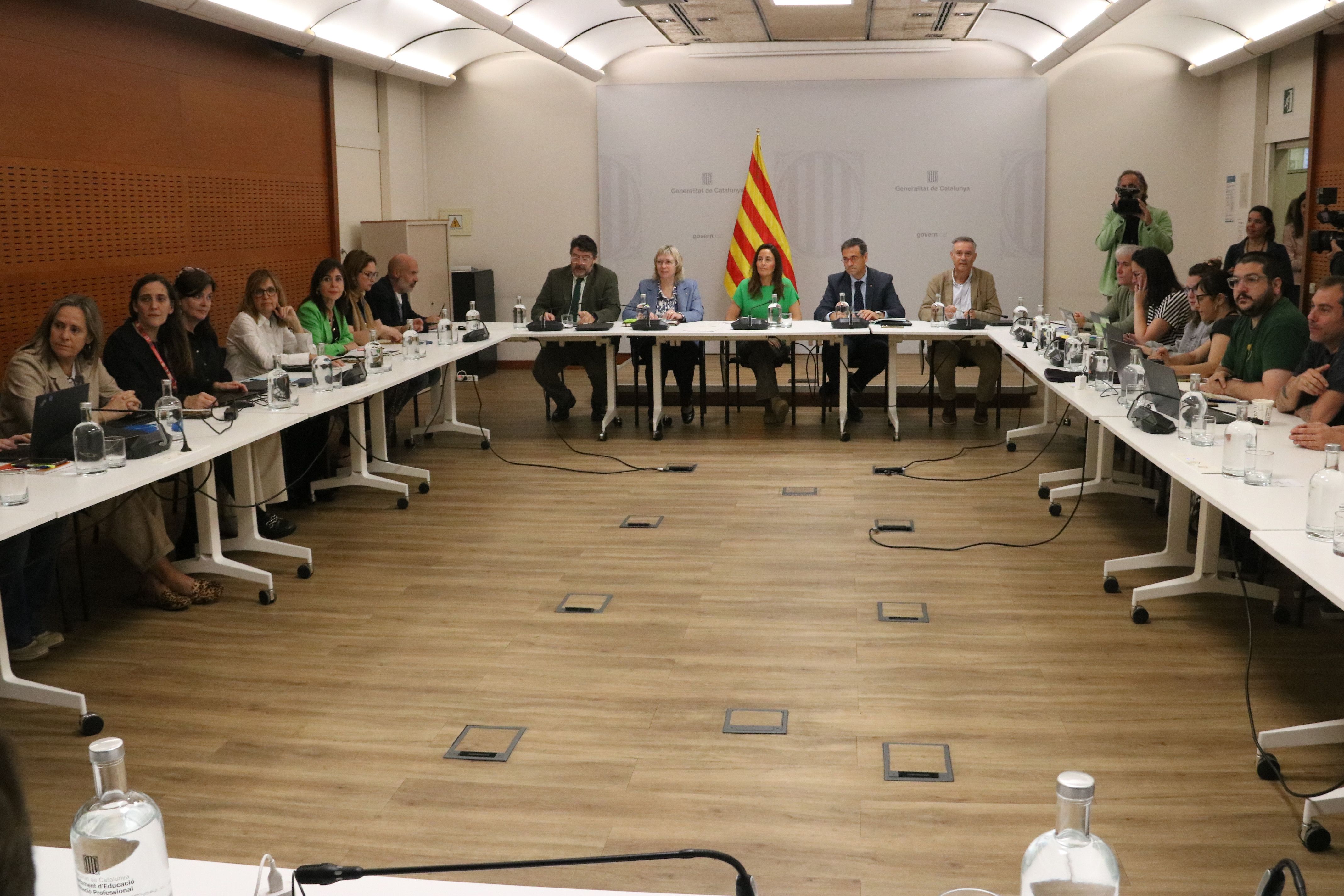 Reunió entre Departament i sindicats. FOTO: Maria Belmez (ACN)