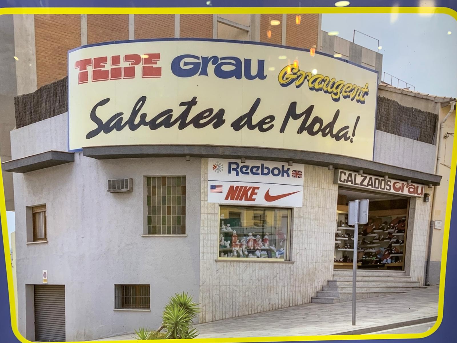 La botiga de Ripollet, reproducció d'una de les imatges del cartell retroil·luminat.
