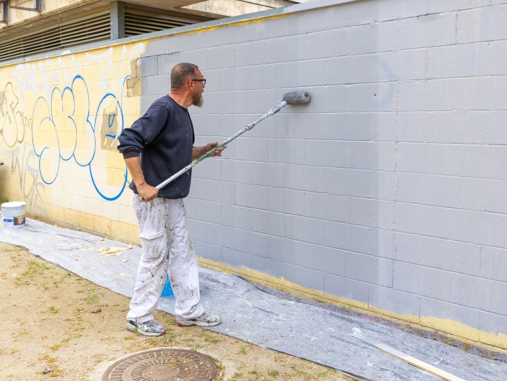 Un operari de neteja de grafitis. Foto: Ajuntament