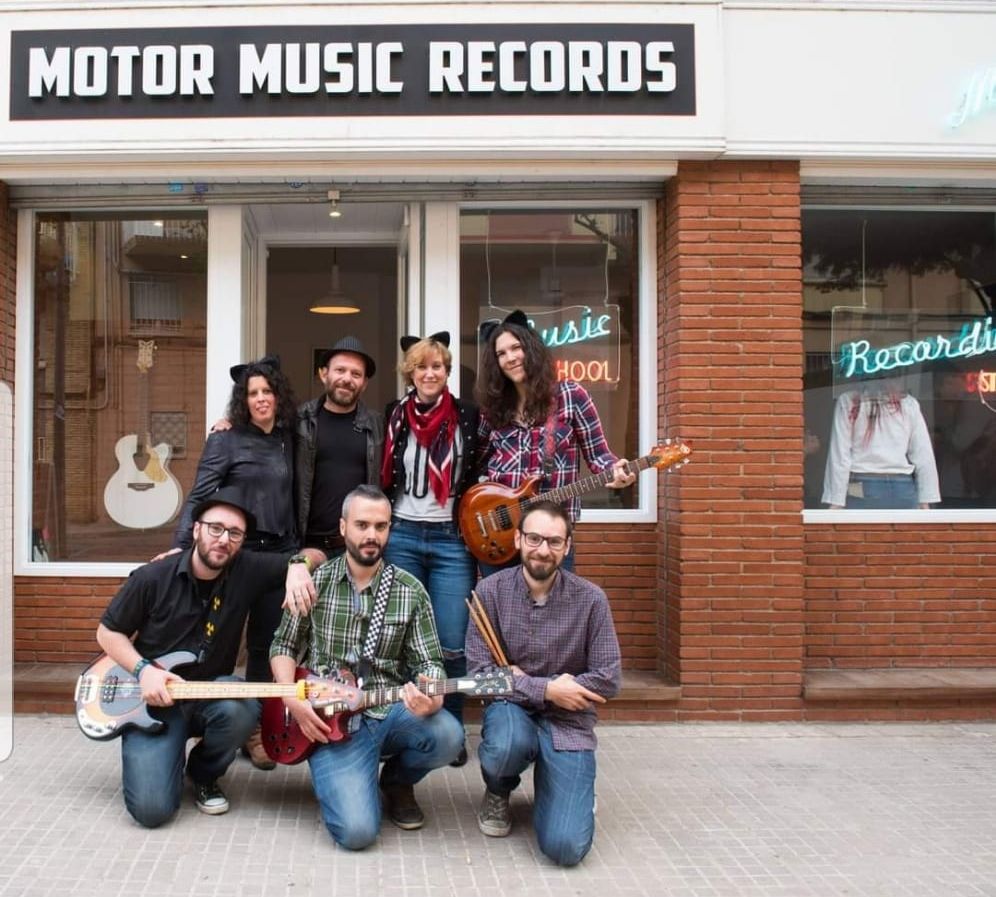 Membres de Georgina Blues Band davant de Motor Music Records, escola on es van formar alguns integrants del grup.