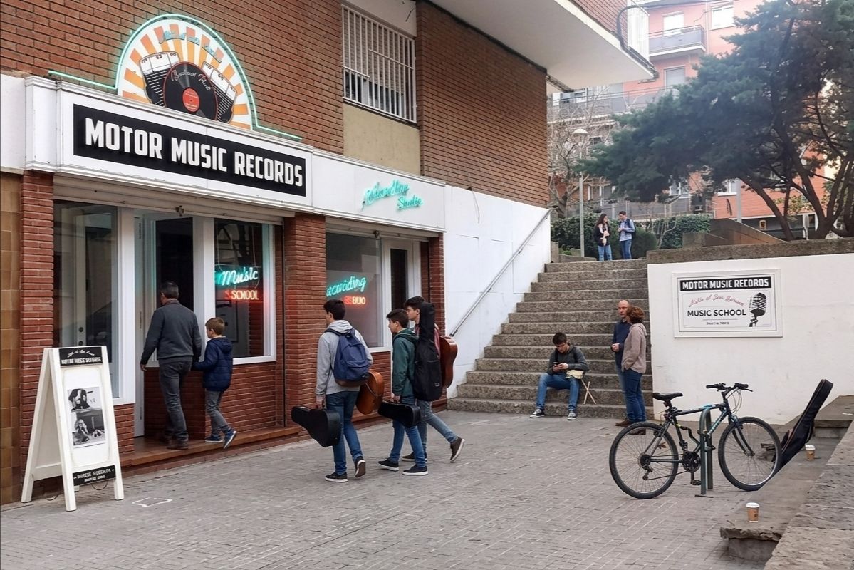 Entrada de Motor Music Records durant una jornada de classes i assajos.