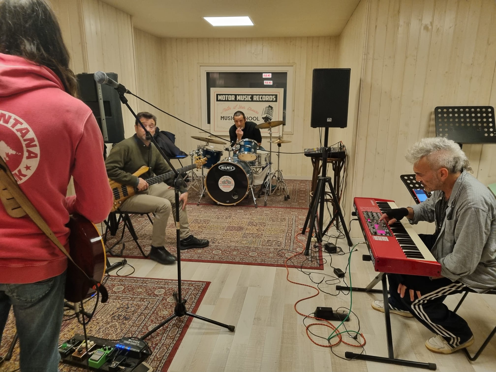 El músic Julio Lobos durant un assaig a les instal·lacions de Motor Music Records, espai que també funciona com a estudi de gravació i local per a combos i bandes.