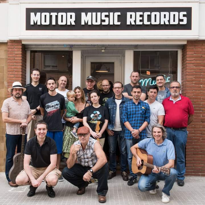 “Som una gran família”. Alumnes, professors i músics vinculats a Motor Music Records durant una trobada davant l’escola de Cerdanyola.