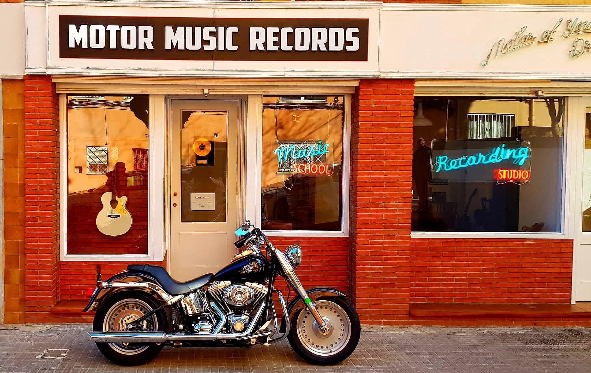 La façana de Motor Music Records, amb l’estètica rock i americana que identifica l’escola des dels seus inicis.