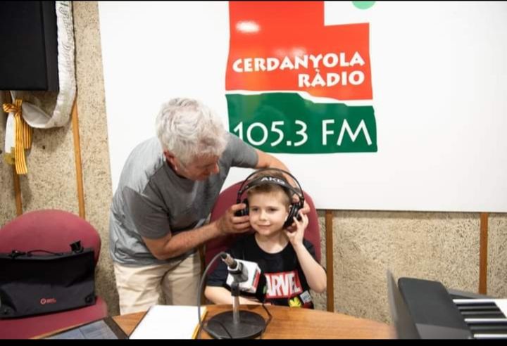 Un alumne de Motor Music Records durant una visita als estudis de Cerdanyola Ràdio.