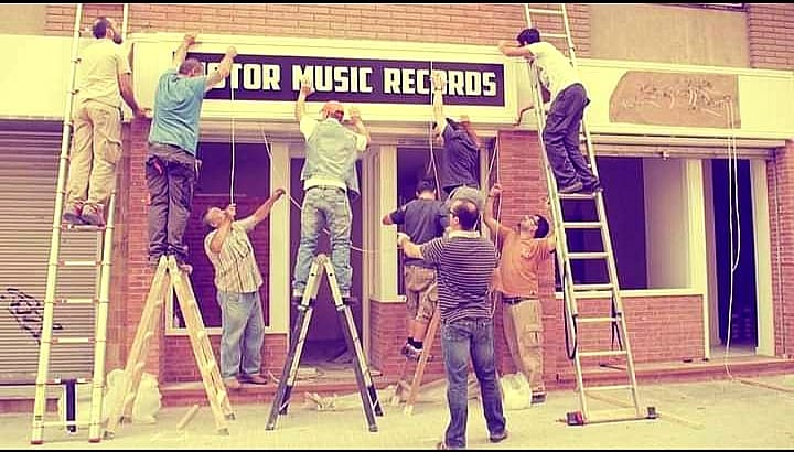 Muntatge de la façana de Motor Music Records abans de l’obertura de l’escola, fundada l’any 2014 a Cerdanyola.