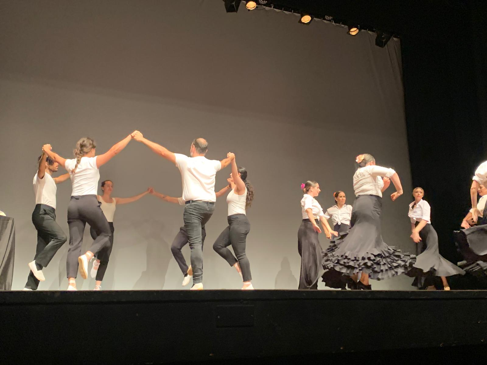 La fusió entre flamenc i sardana de la Casa de Andalucía i l’Agrupació Cultural Sardanista va ser una de les actuacions més sorprenents de la gala dels Premis Marcela.