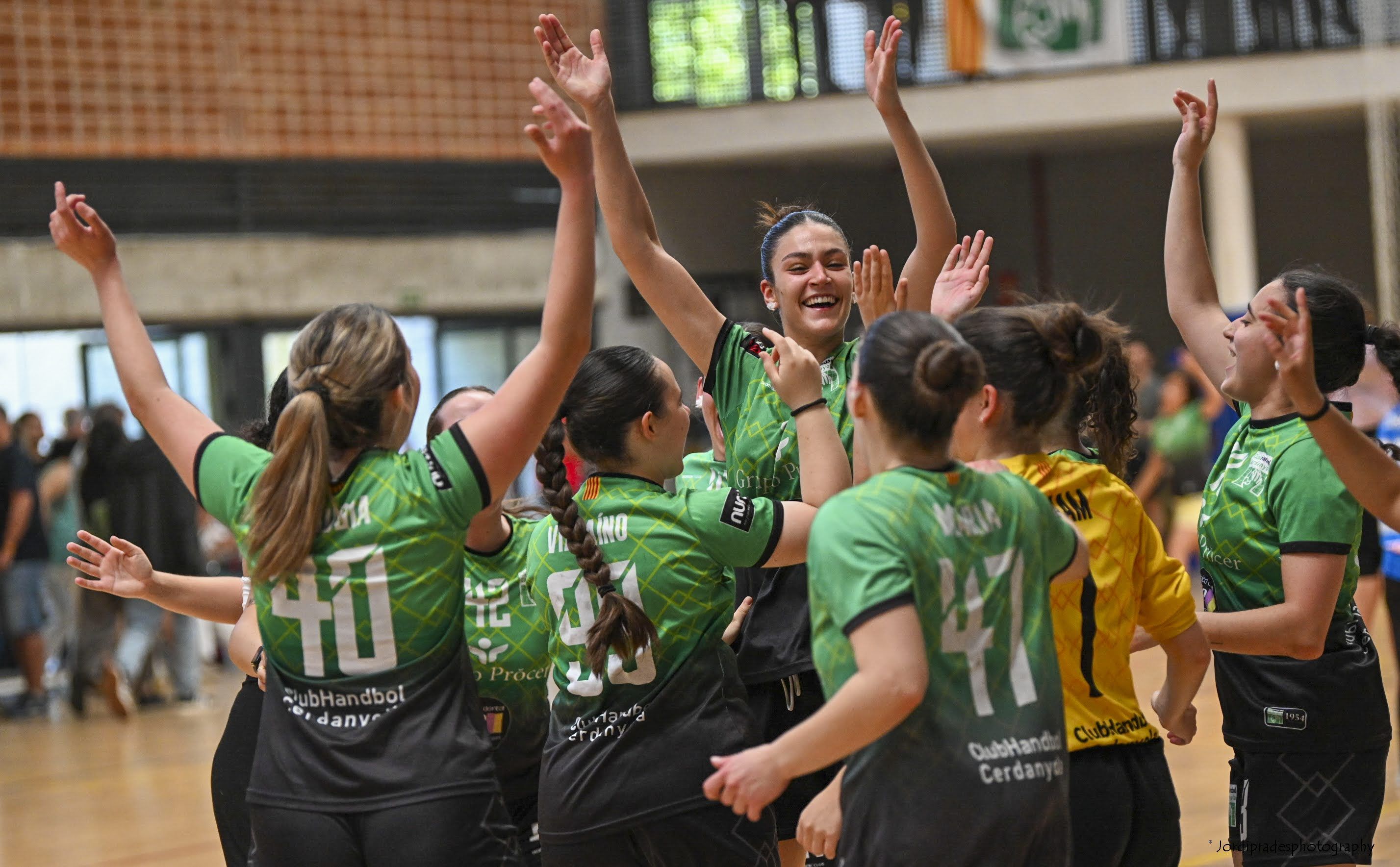 Les jugadores del CH Cerdanyola celebren l’ascens a la Lliga Catalana Argent. FOTO: Jordi Prades