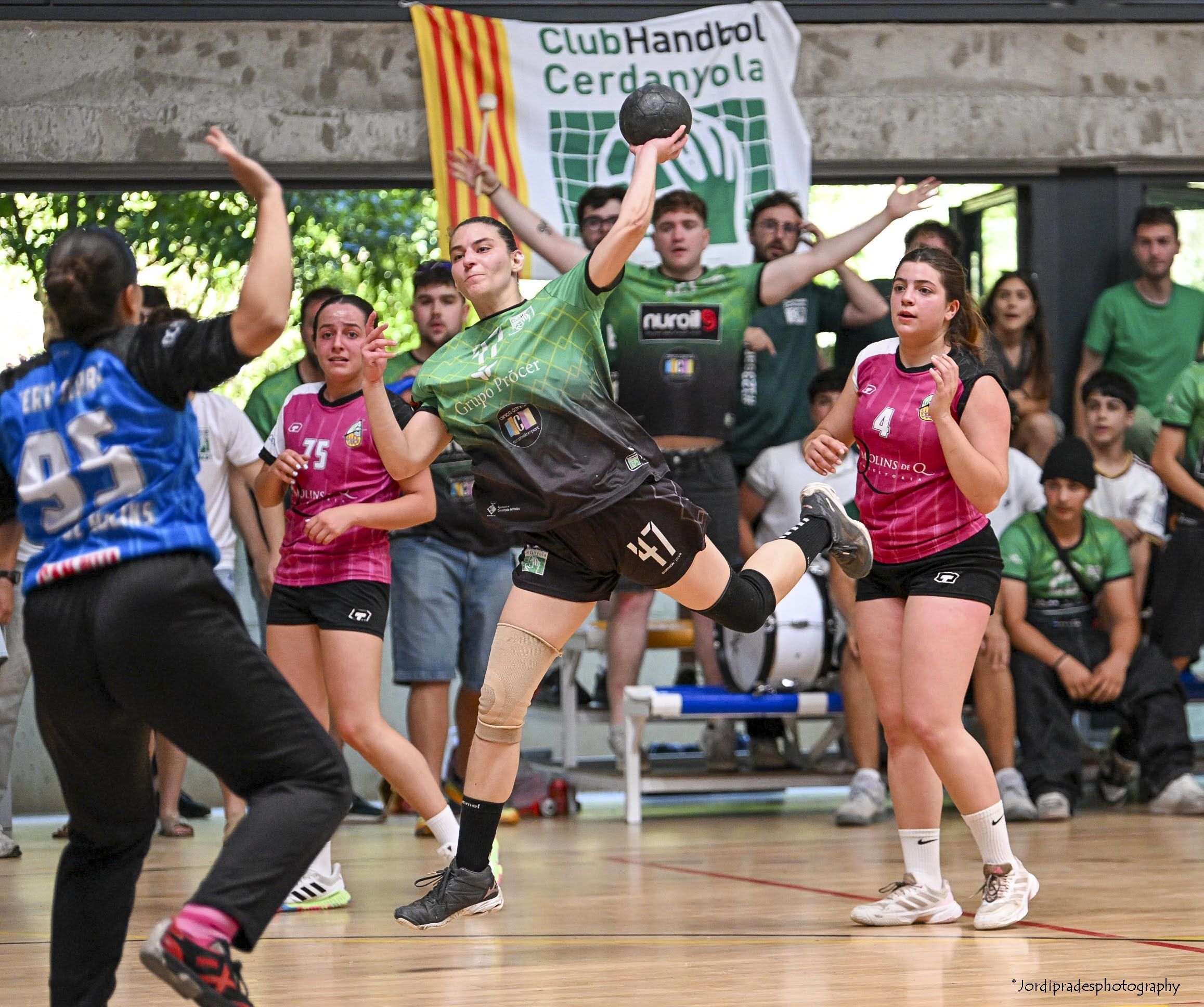 Una jugadora del CH Cerdanyola llança a porteria durant el partit decisiu per l’ascens. FOTO: Jordi Prades