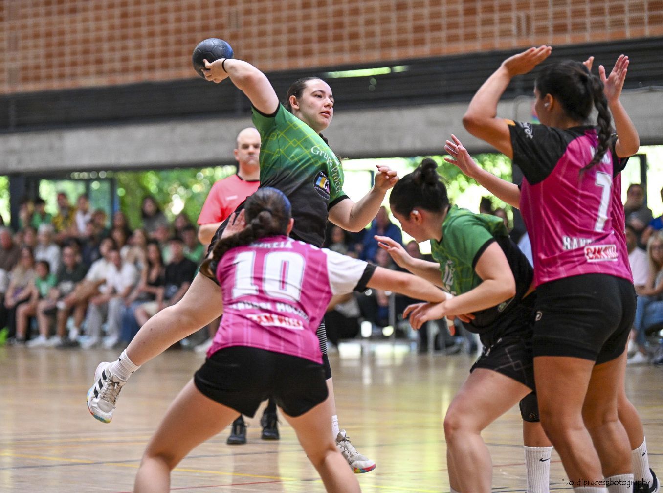 Les verdes van lluitar fins al final en un duel ajustadíssim contra el Molins. FOTO: Jordi Prades
