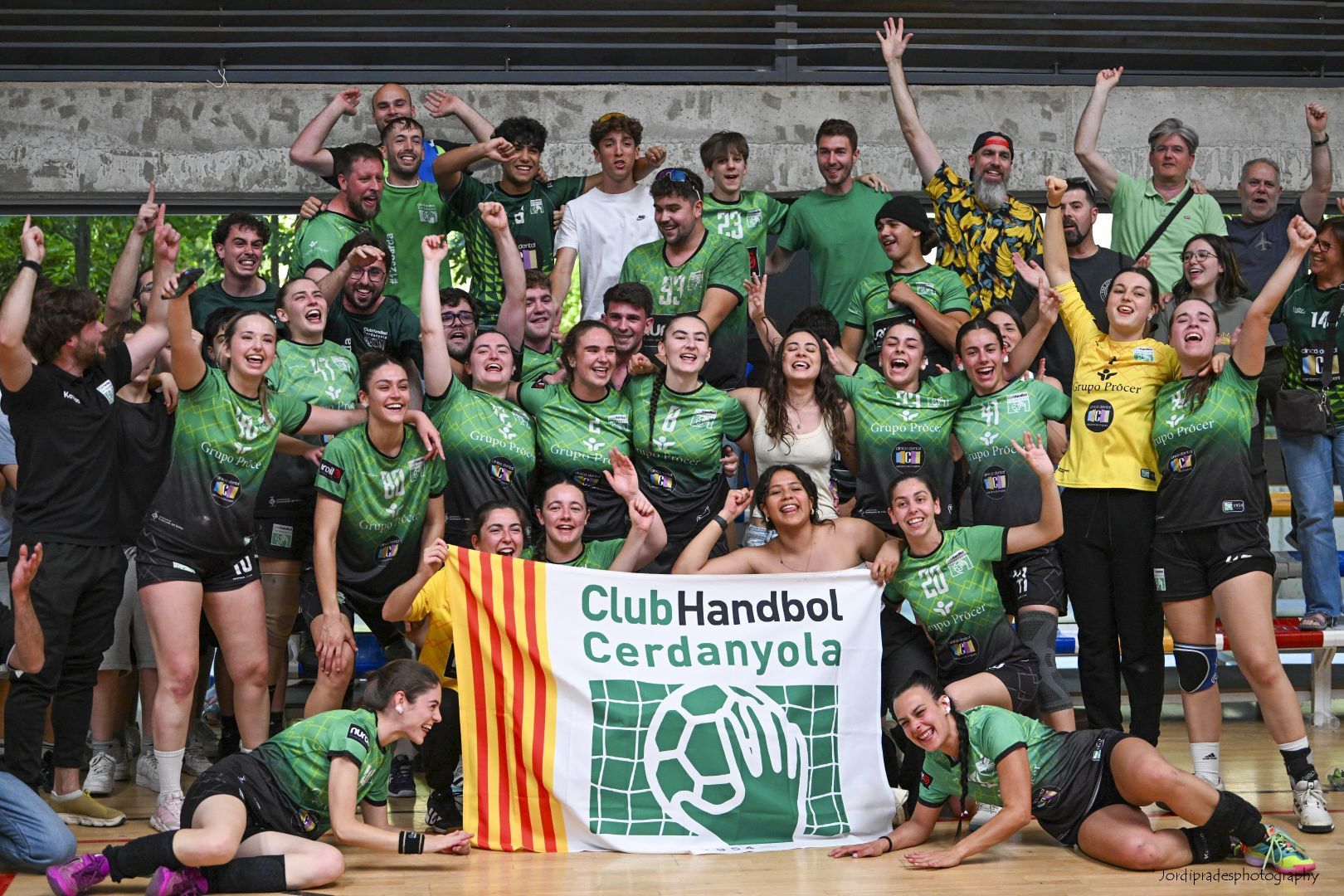 El sènior femení del CH Cerdanyola celebra l’ascens a la Lliga Catalana Argent amb l’afició. FOTO: Jordi Prades