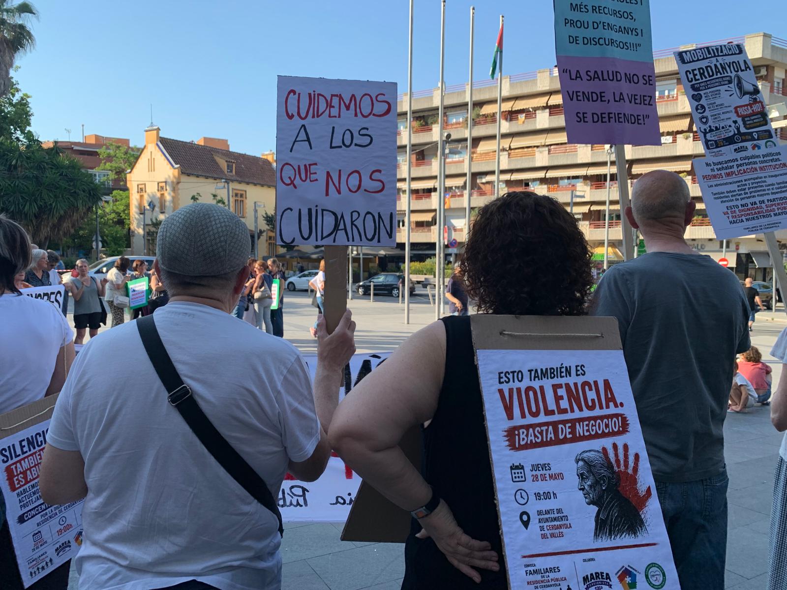 Pancartes en la concentració per denunciar la situació indigna i la falta de personal a la residència publica de Cerdanyola, dijous 28 de maig, durant el plenari. FOTO: Judit Josa