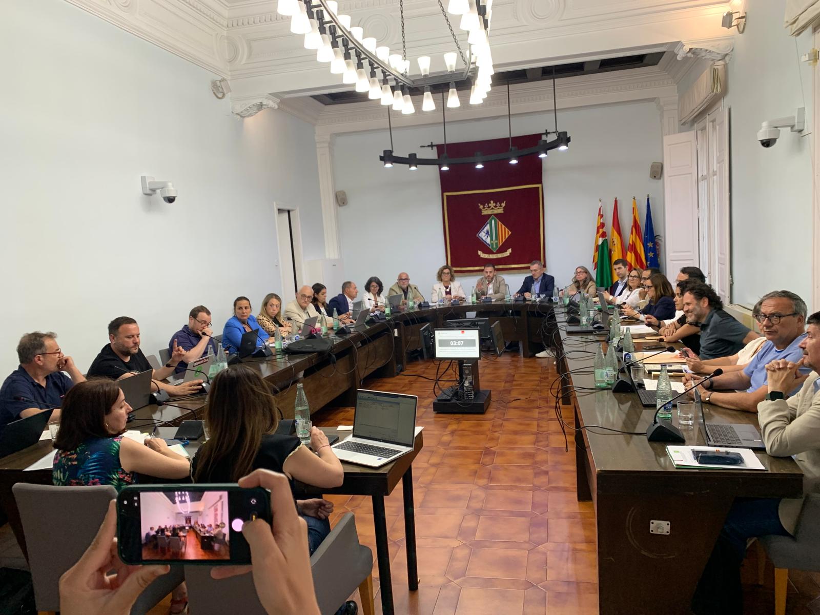 Amb els mòbils preparats, el Diari de Bellaterra, Cerdanyola Info i el mateix TOT esperaven captar el moment de la votació sobre Bellaterra, però la imatge no es va produir perquè els regidors només aixequen la mà quan voten en contra o s’abstenen. FOTO: Judit Josa