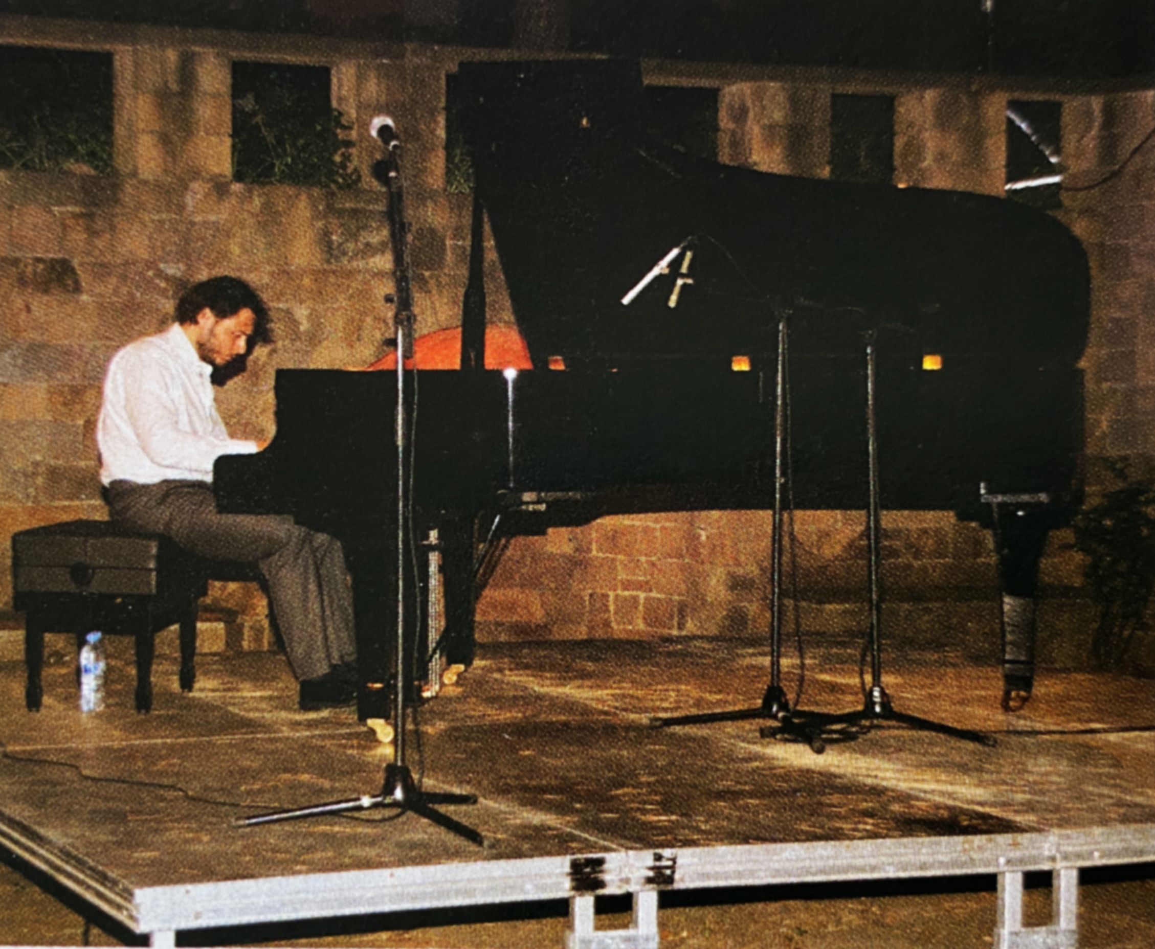 Luis de Arquer, durant el concert de piano que va oferir als jardins de Ca n’Ortadó l’any 2008.