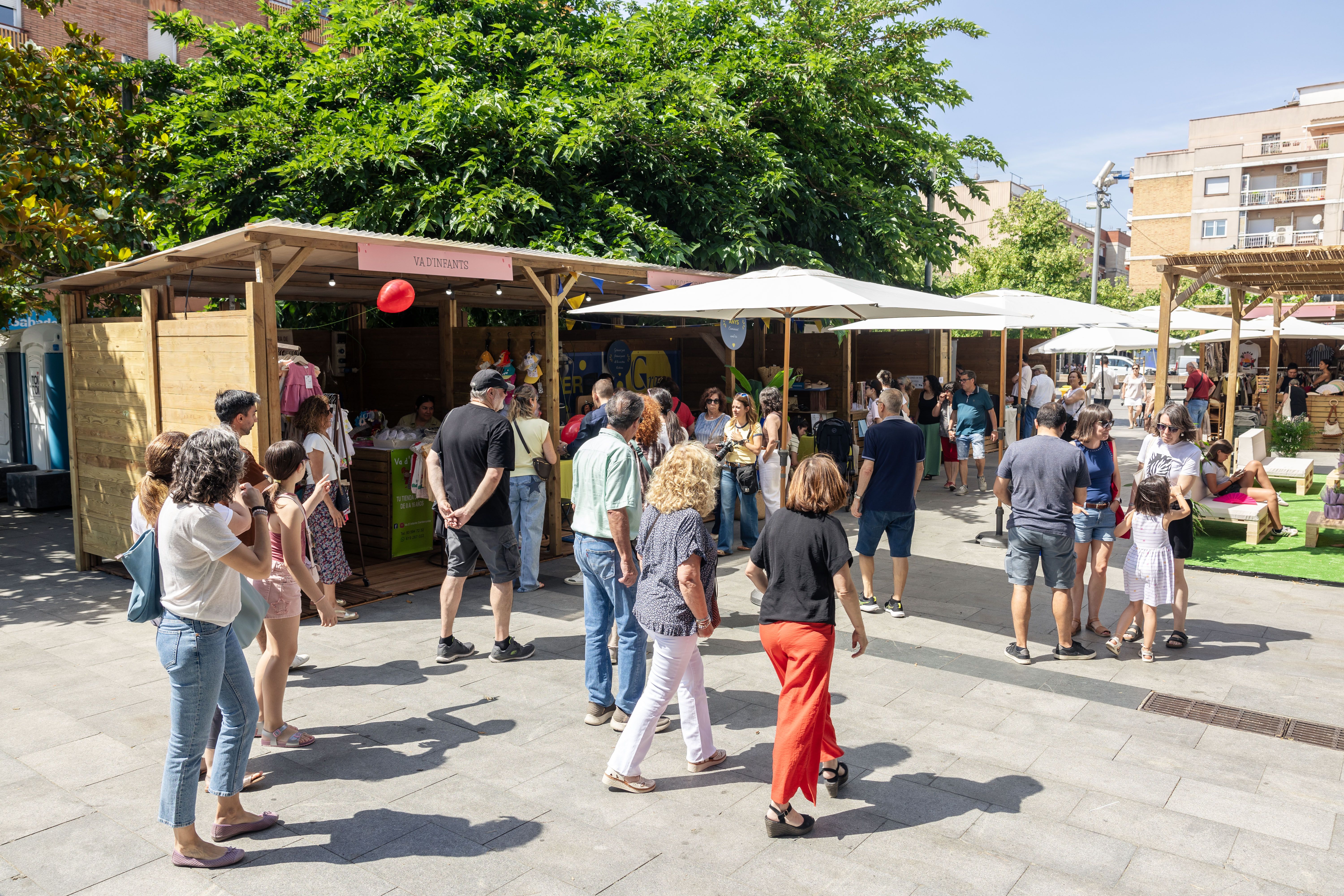 Centenars de persones han passat avui pel Cerdanyola Market. Foto: Arnau Padilla