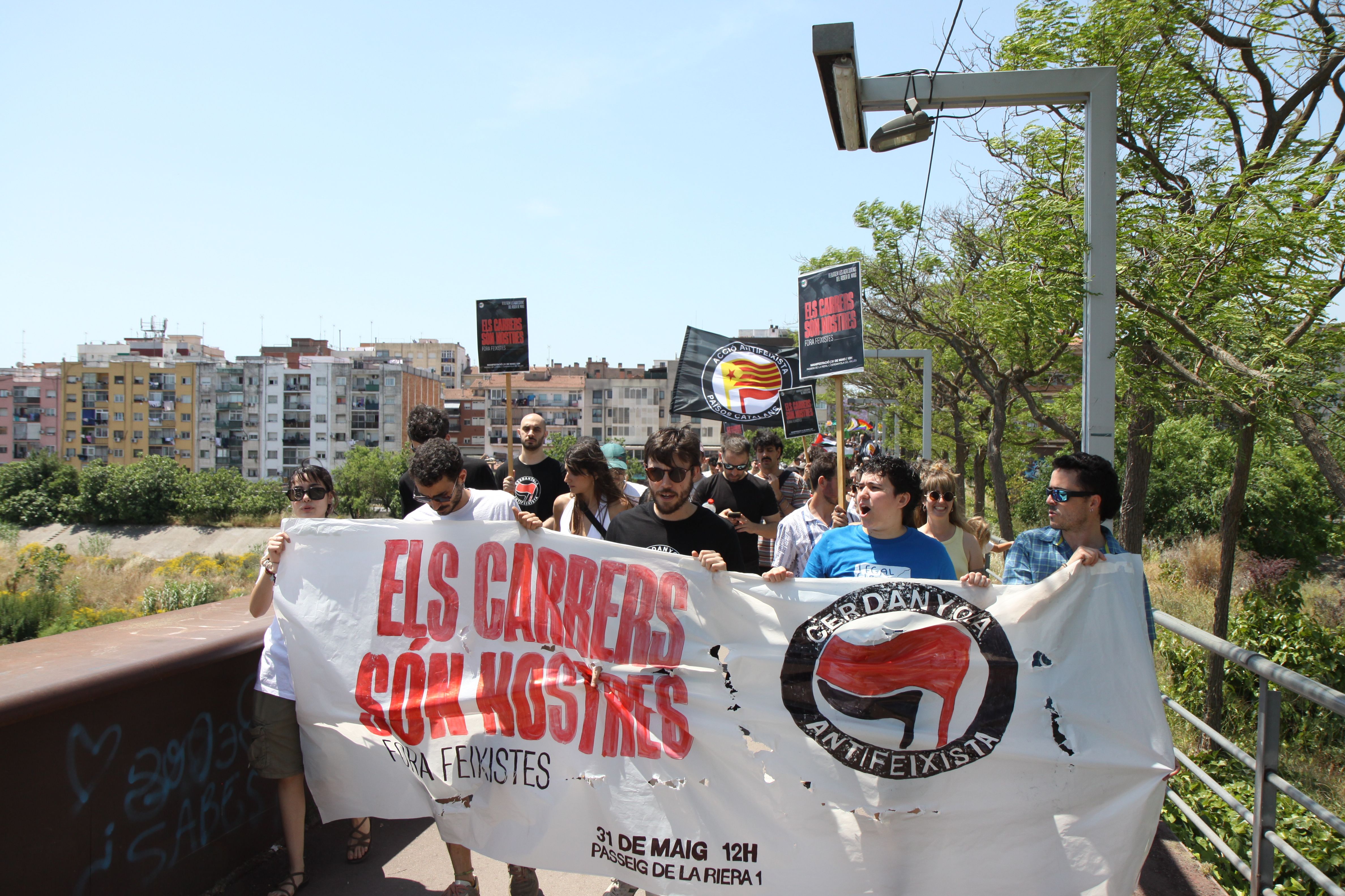 La mobilització creuant el Pont Vell. Foto: Laia Jubany