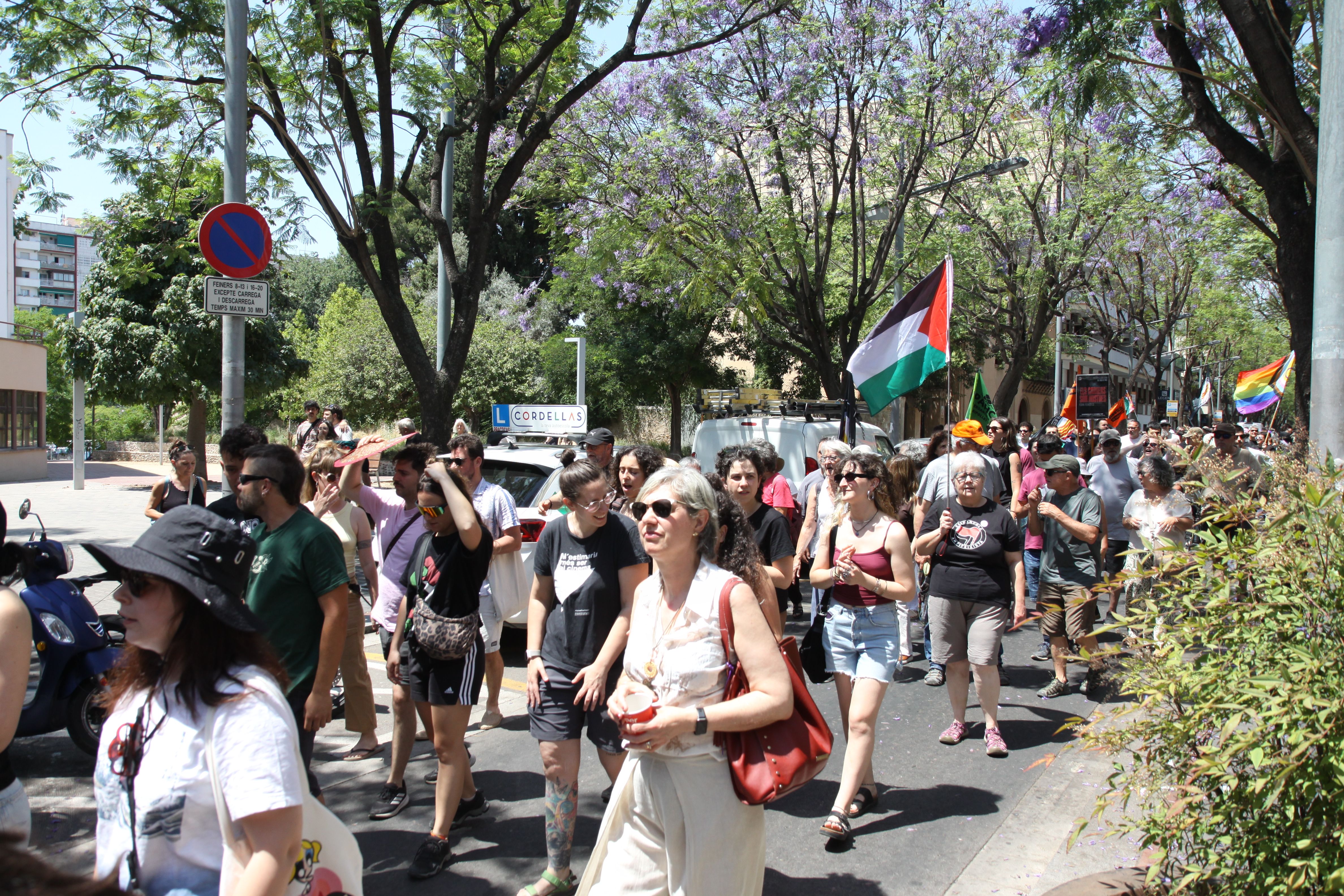 Durant la manifestació han estat presents les banderes de Palestina i del col·lectiu LGTB. Foto: Laia Jubany