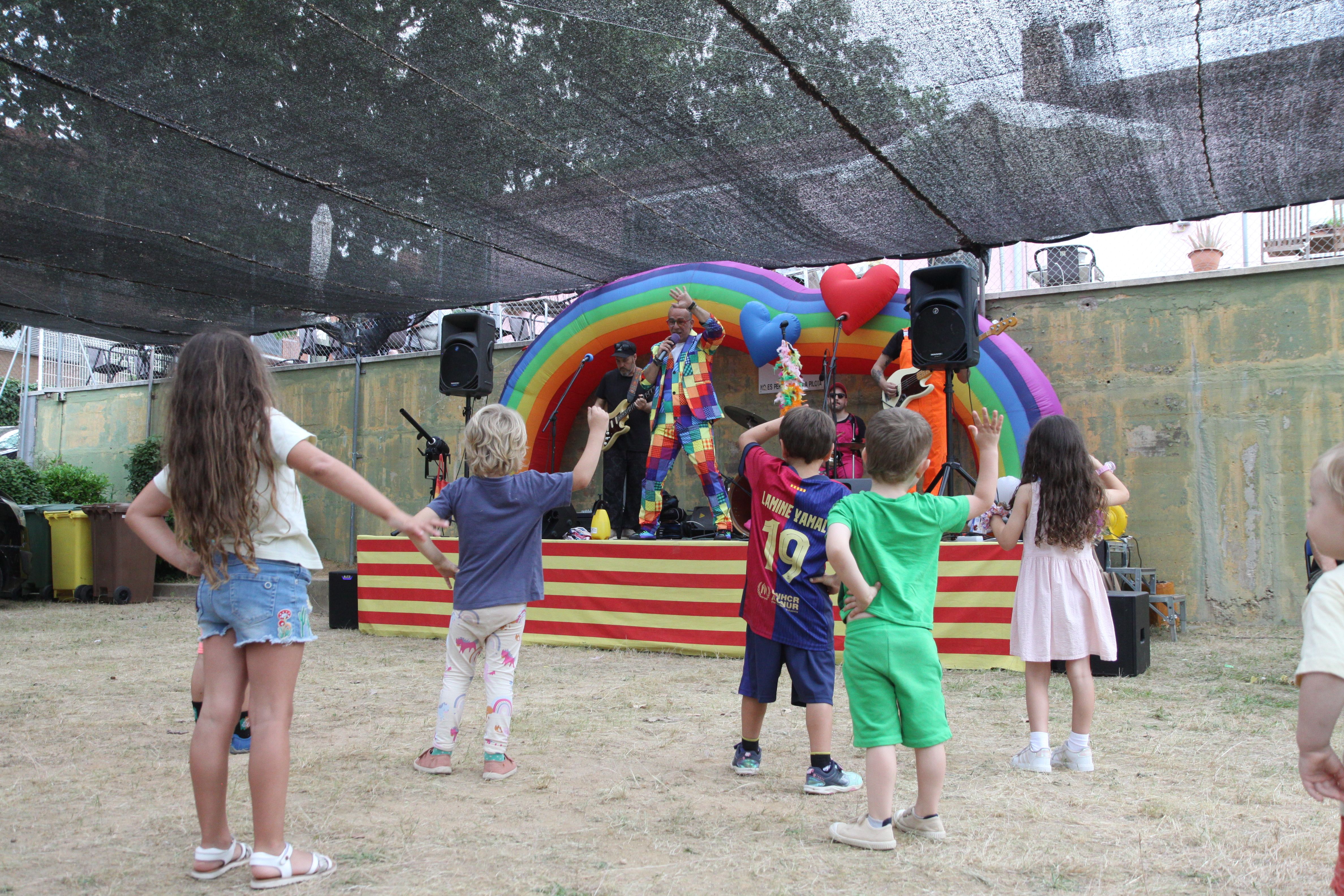 Els infants del Turonet s'han fartat a ballar amb 'Els coloraines'. Foto: Laia Jubany