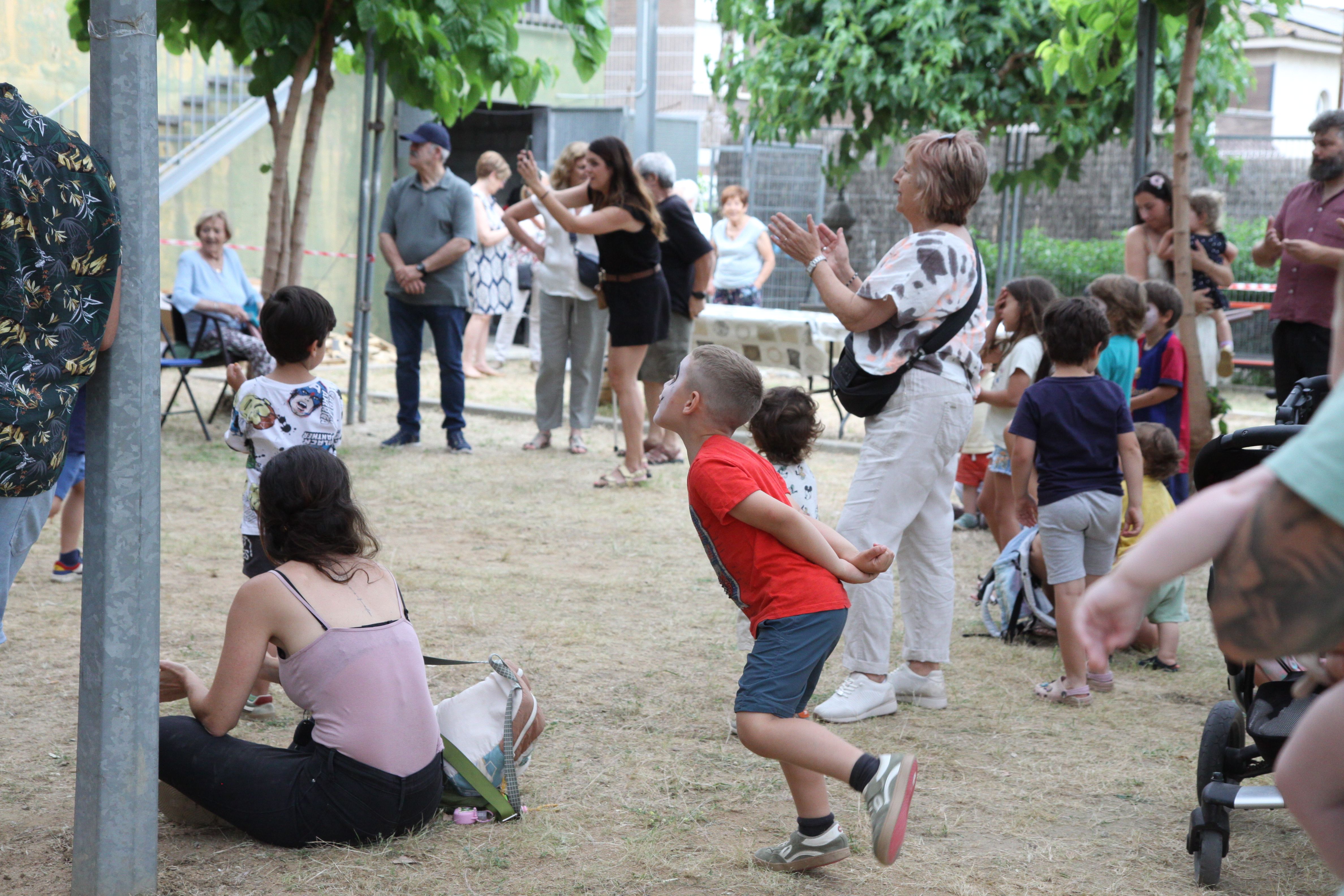 Petits i grans gaudint d''Els coloraines'. Foto: Laia Jubany