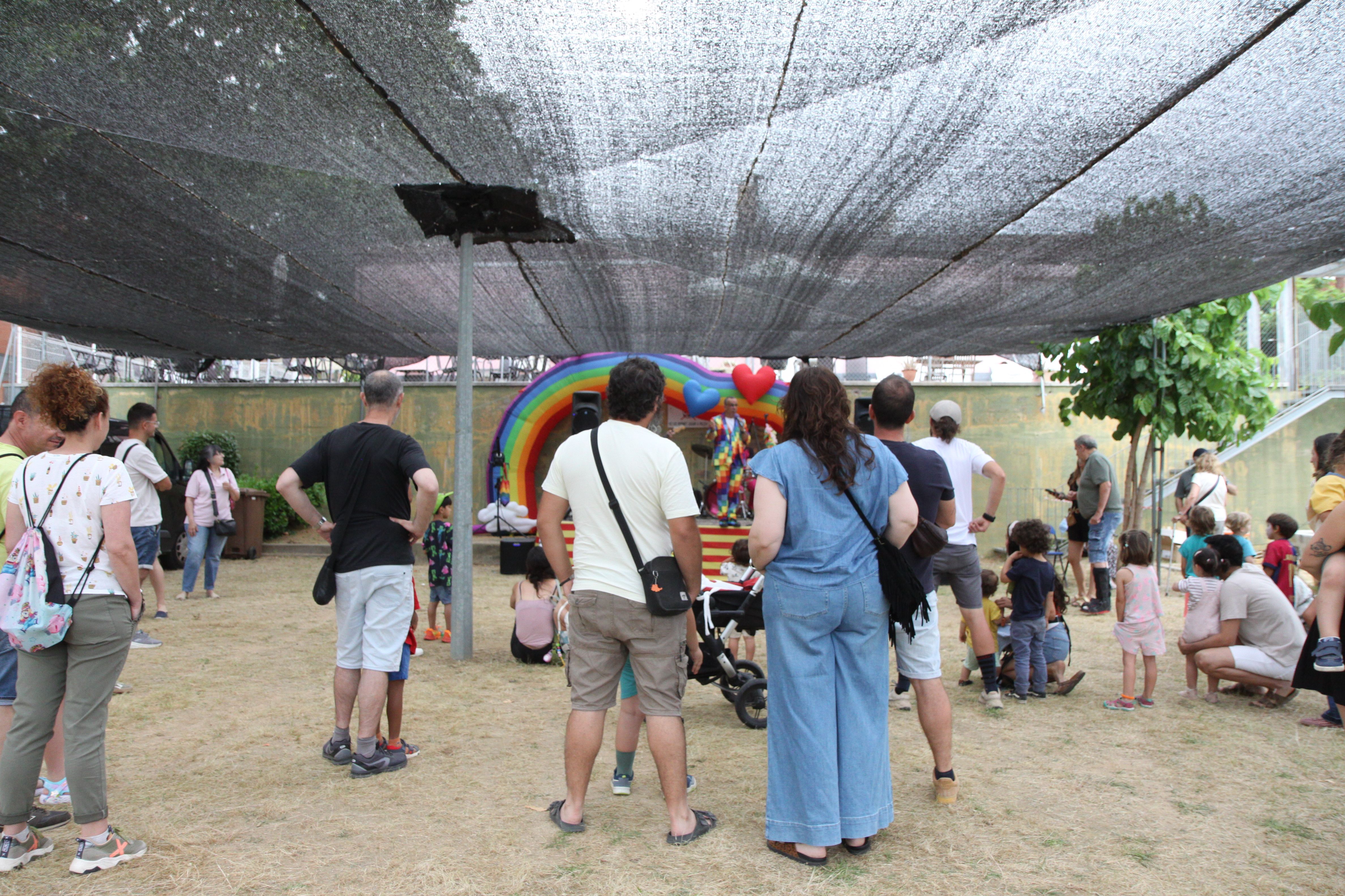 Petits i grans gaudint d''Els coloraines'. Foto: Laia Jubany