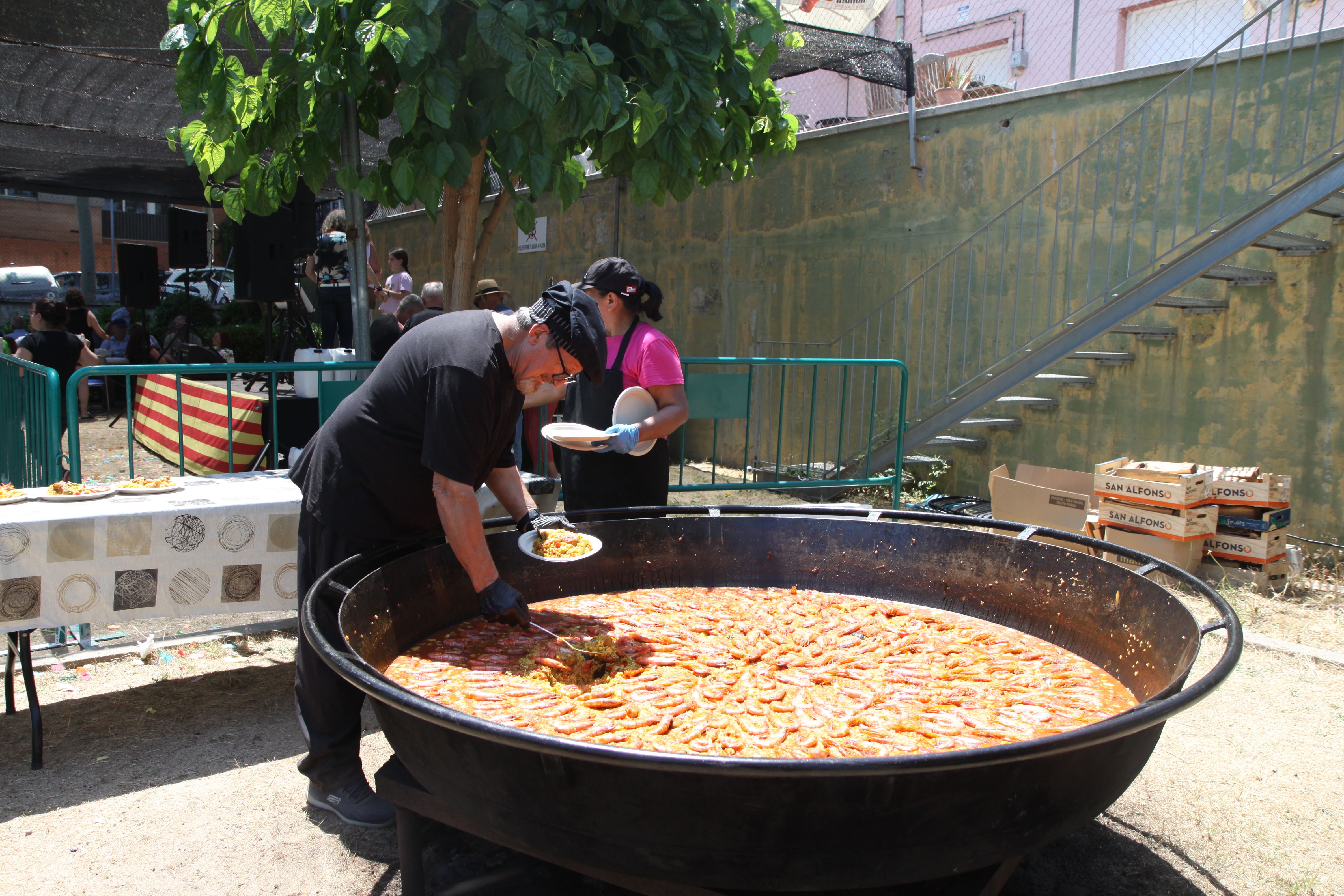Emplatant la tradicional paella. Foto: Laia Jubany