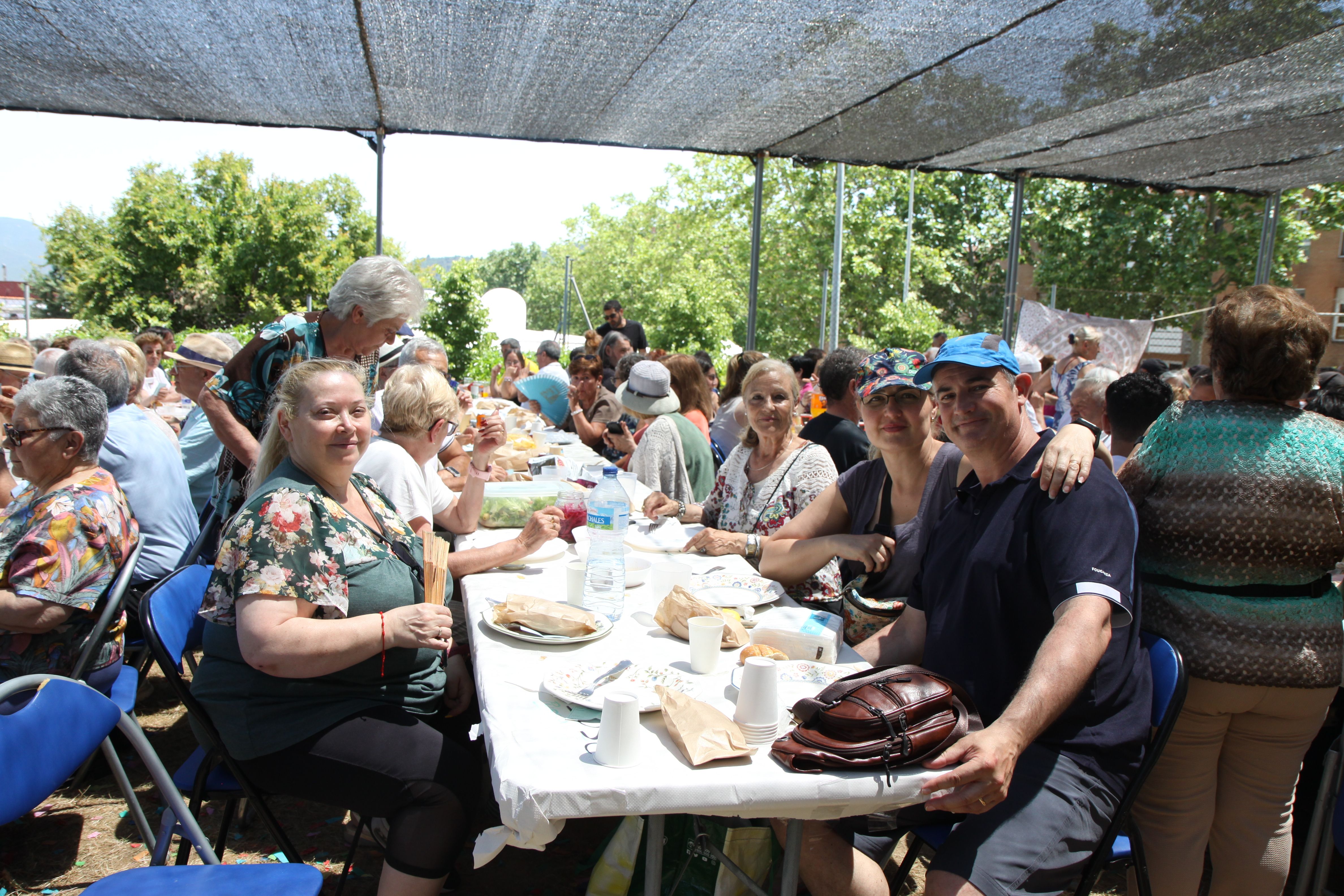 Grup d'amics i famílies gaudint del dinar de germanor. Foto: Laia Jubany