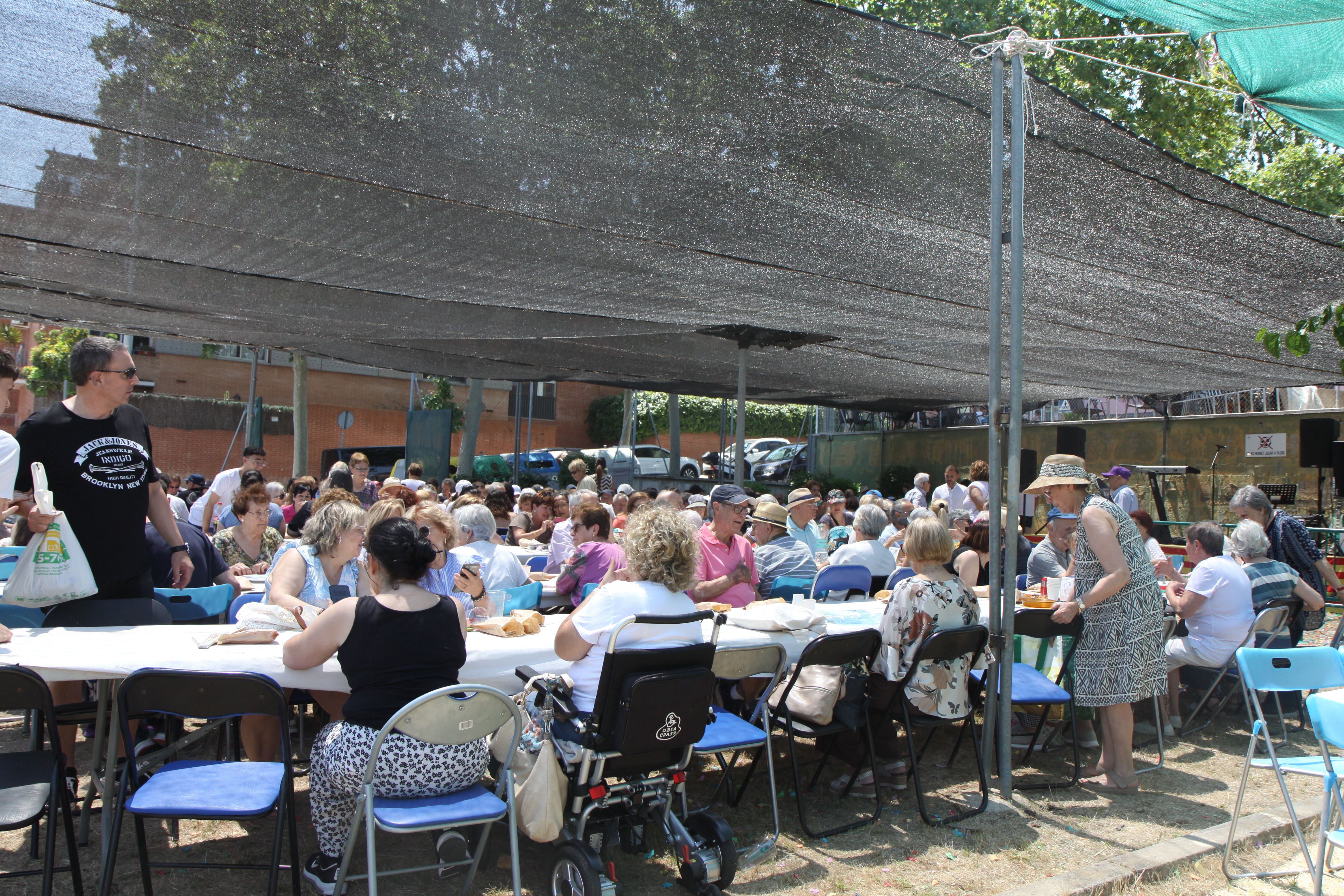 Més de 250 persones s'han trobat per dinar plegades. Foto: Laia Jubany