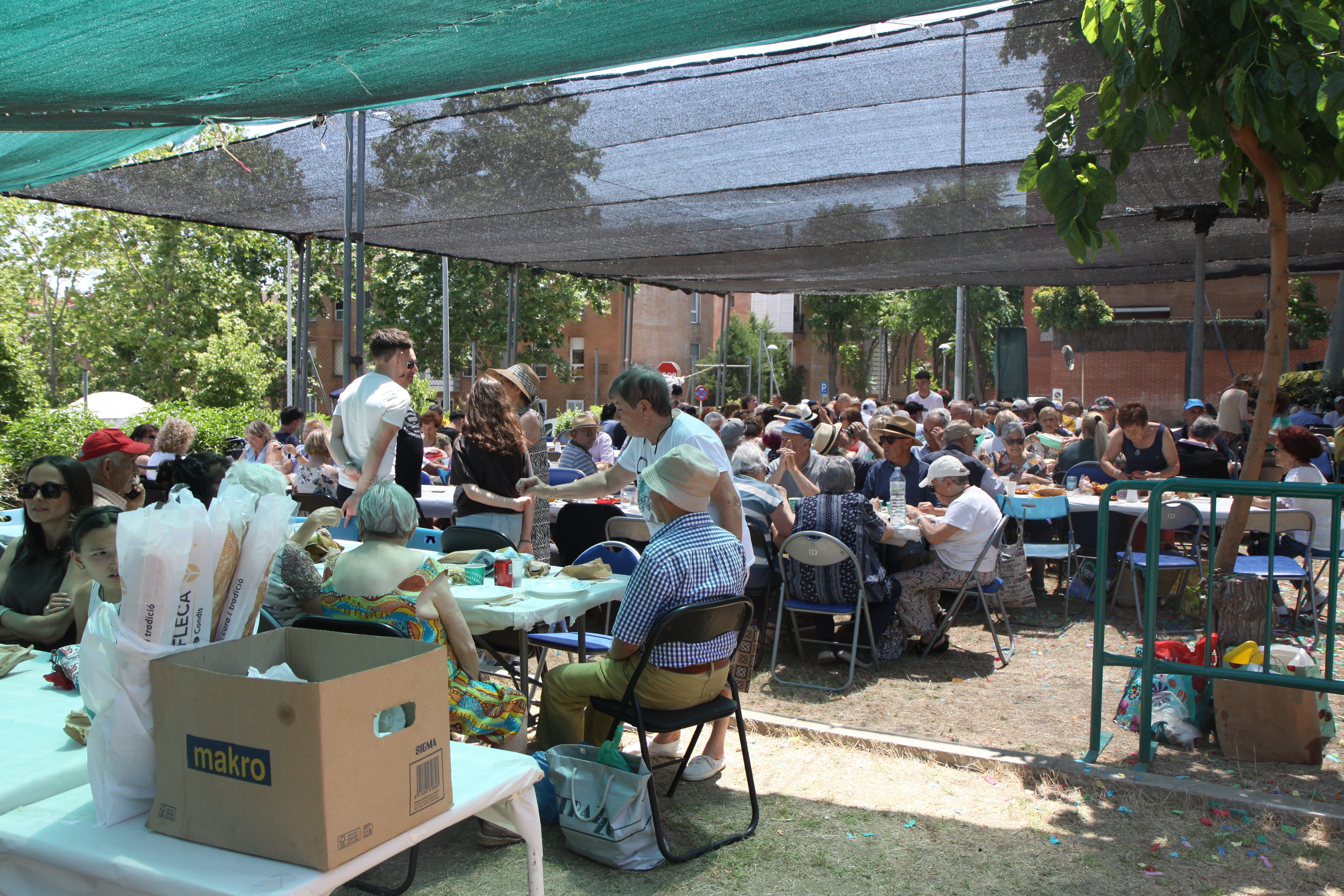 Més de 250 persones s'han trobat per dinar plegades. Foto: Laia Jubany