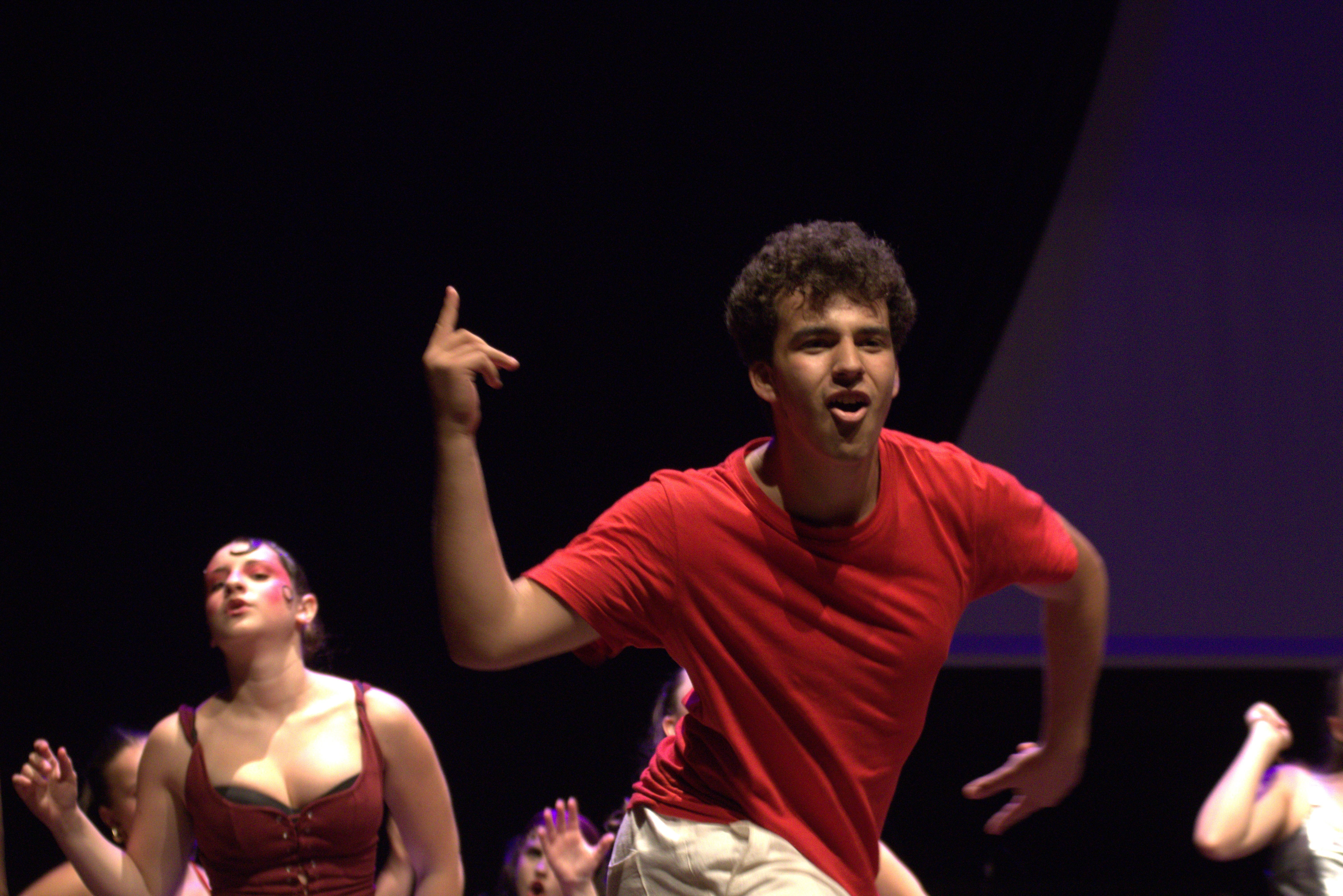 L'institut Banús ha ofert aquests dies un espectacle musical i teatral. FOTO Marc Mata 