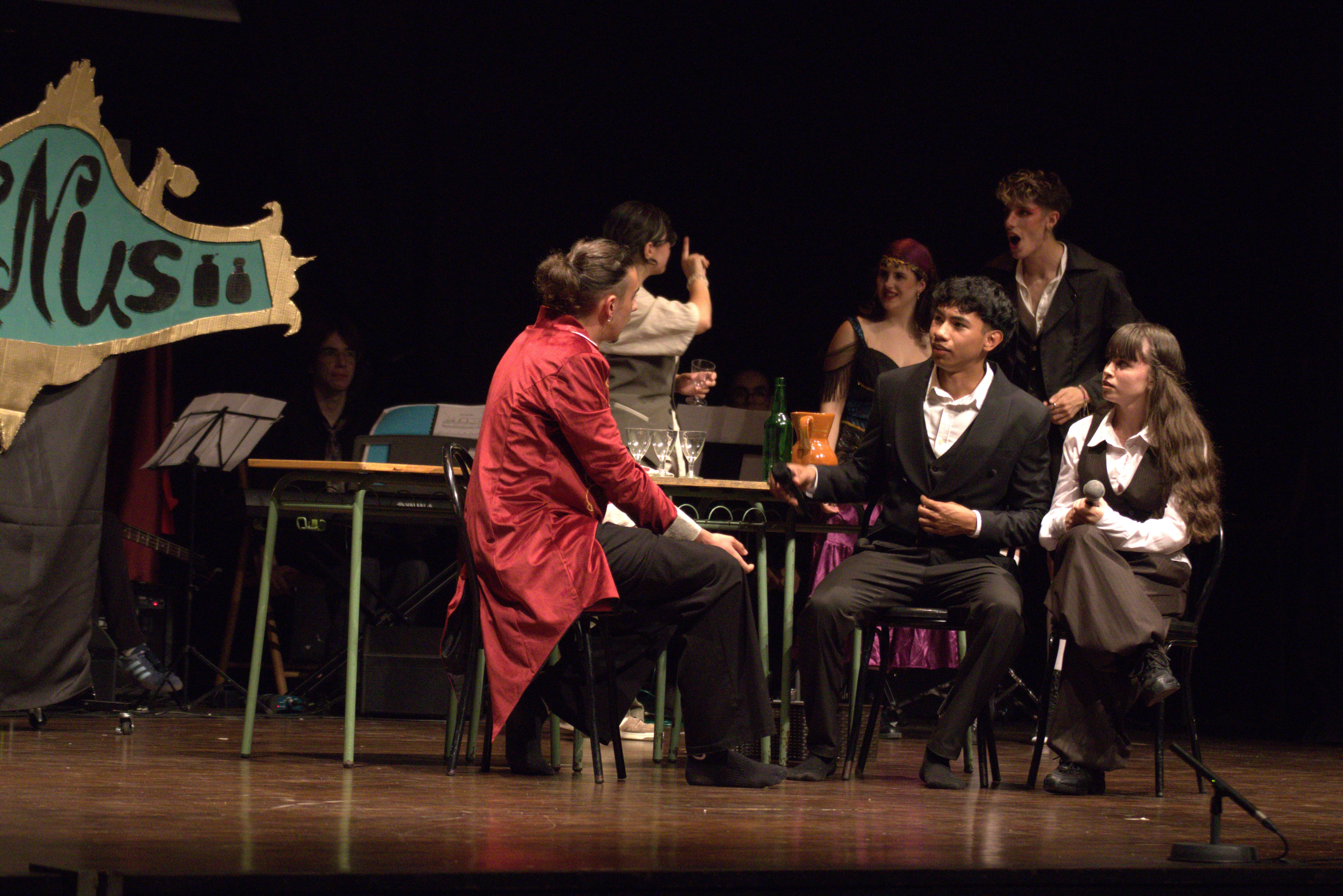 L'institut Banús ha ofert aquests dies un espectacle musical i teatral. FOTO Marc Mata 