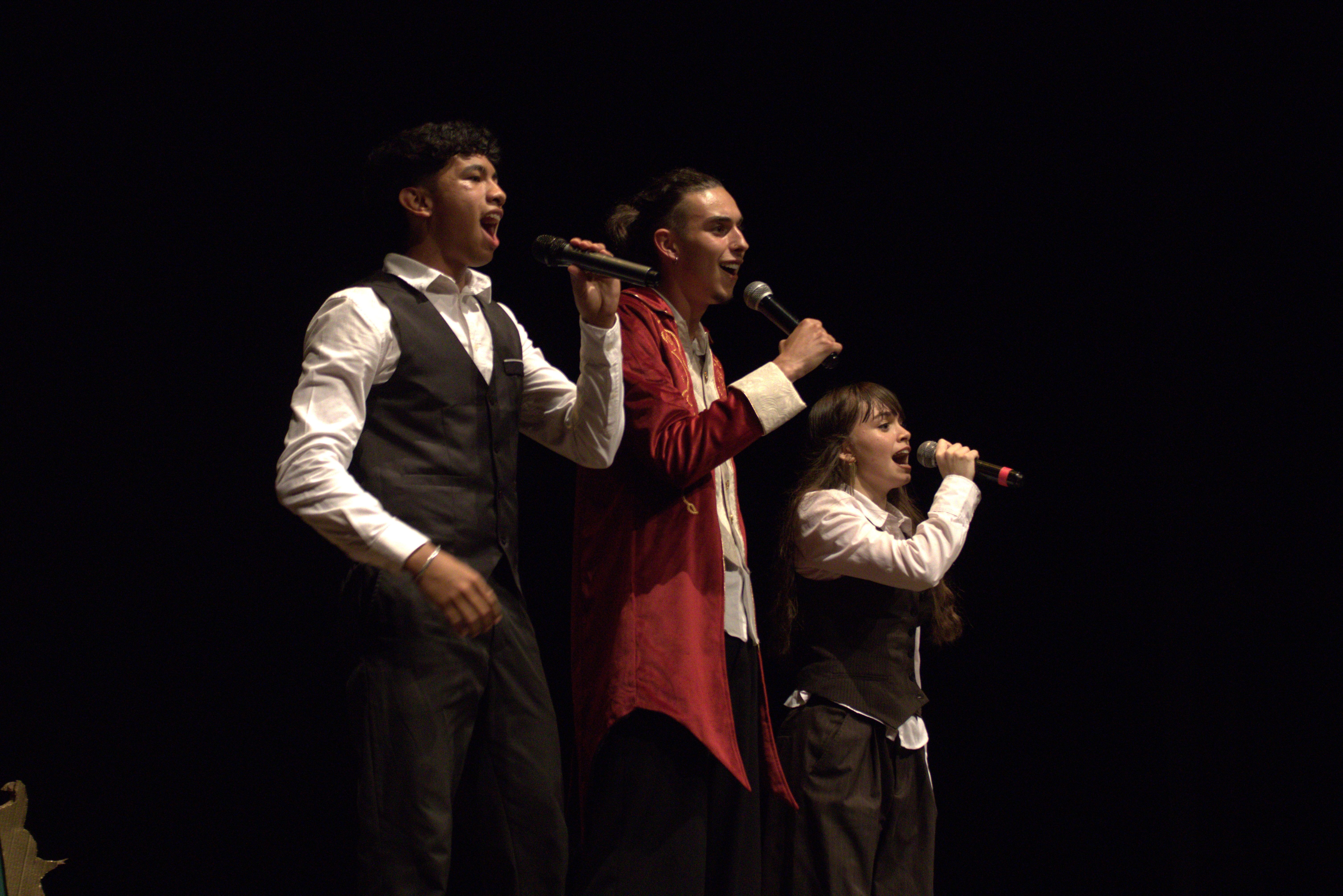L'institut Banús ha ofert aquests dies un espectacle musical i teatral. FOTO Marc Mata 