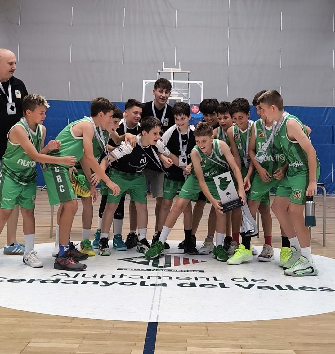 El Mini A2 del CB Cerdanyola celebra la plata històrica als Campionats de Barcelona disputats a Guiera. FOTO: CB Cerdanyola | Toni Rueda