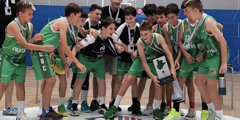 El Mini A2 del CB Cerdanyola celebra la plata històrica als Campionats de Barcelona disputats a Guiera. FOTO: CB Cerdanyola | Toni Rueda