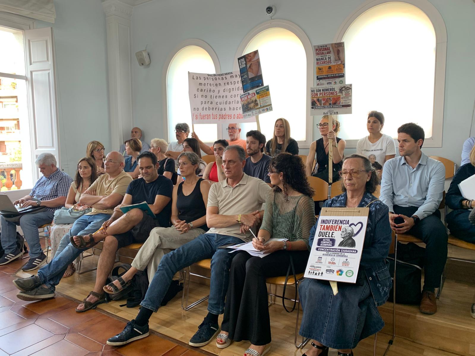 La PAC i familiars de la residència pública van portar les seves reivindicacions al ple municipal. FOTO: Judit Josa