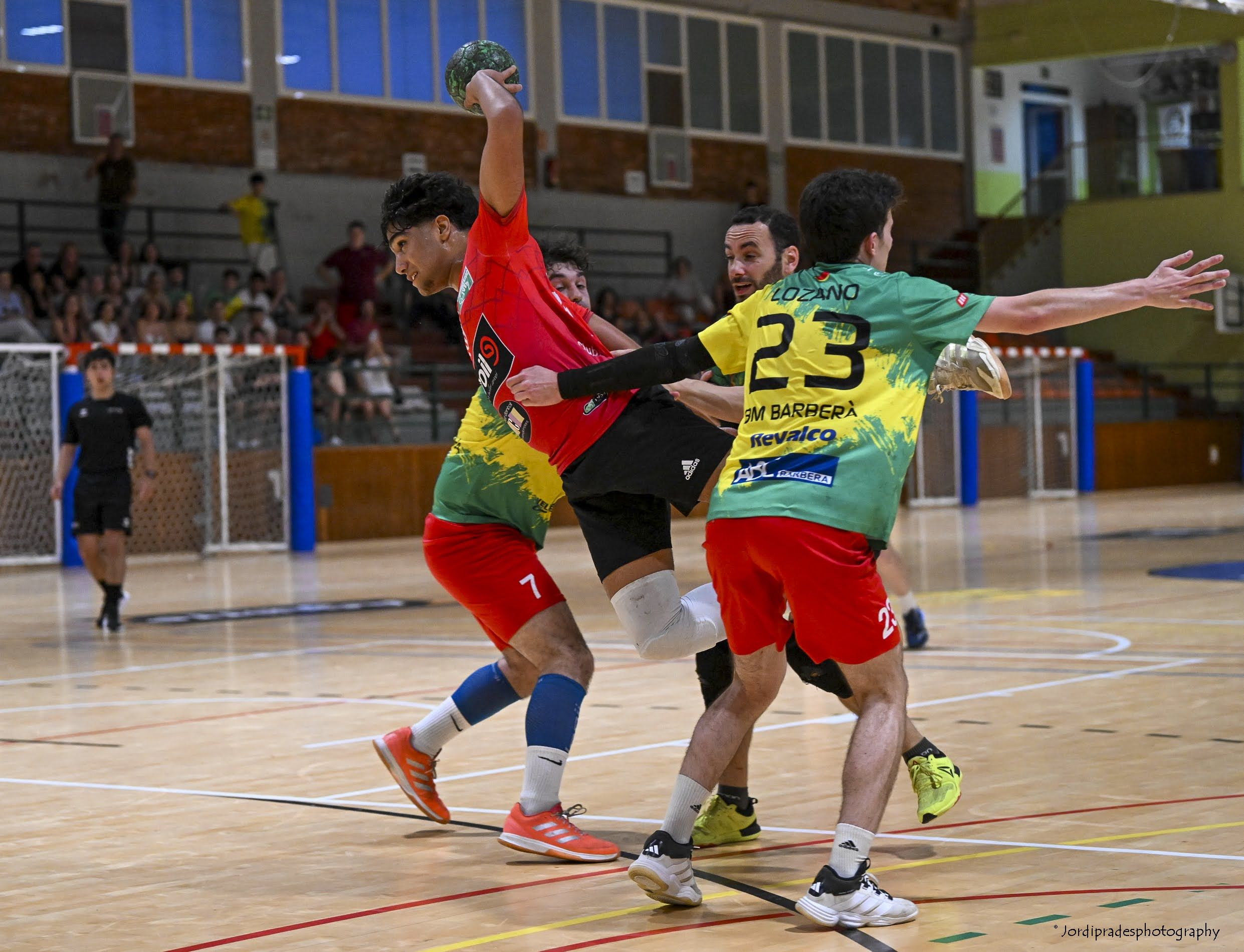Tir a porteria del CH Cerdanyola. Foto: Jordi Prades