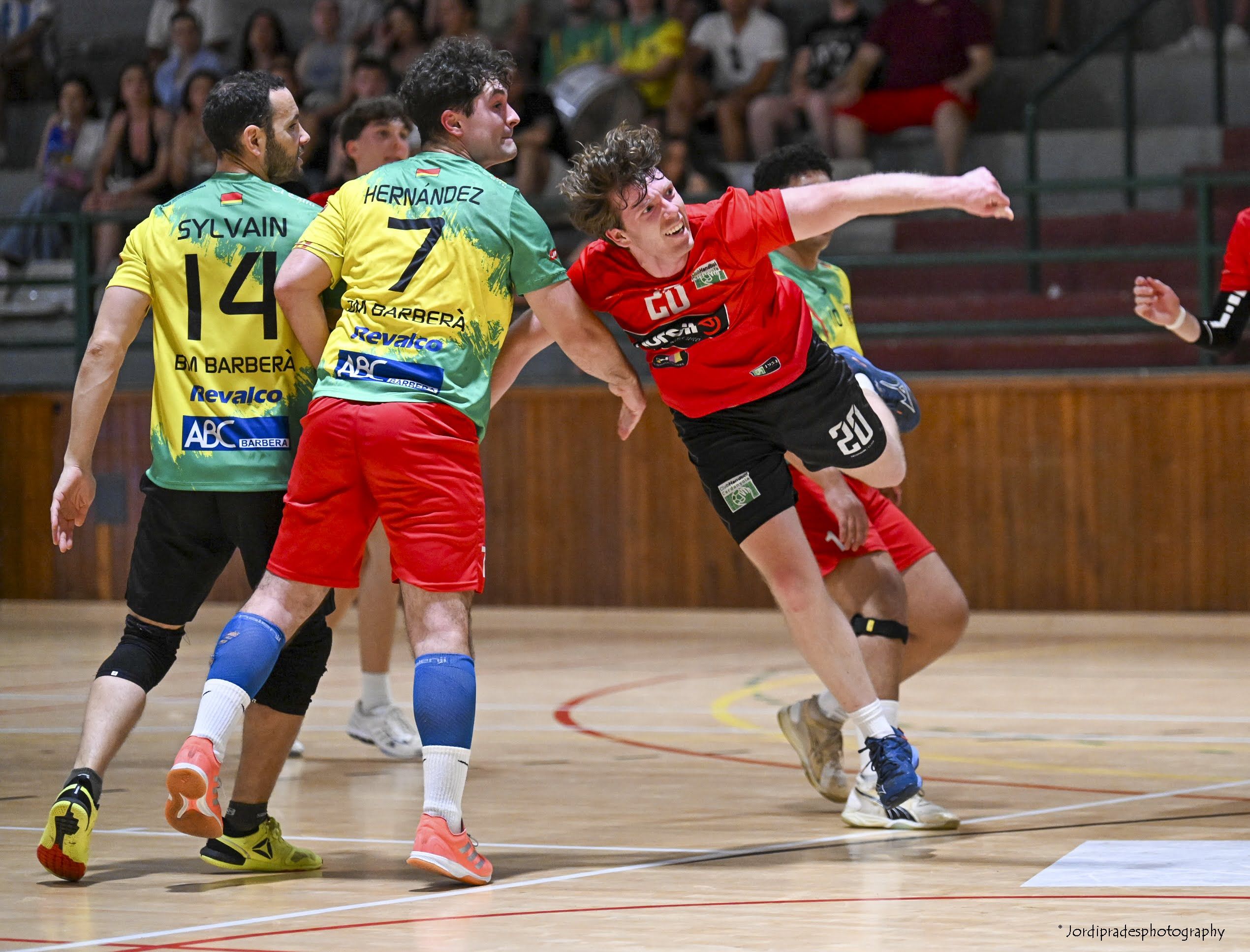 Tir a porteria del CH Cerdanyola. Foto: Jordi Prades