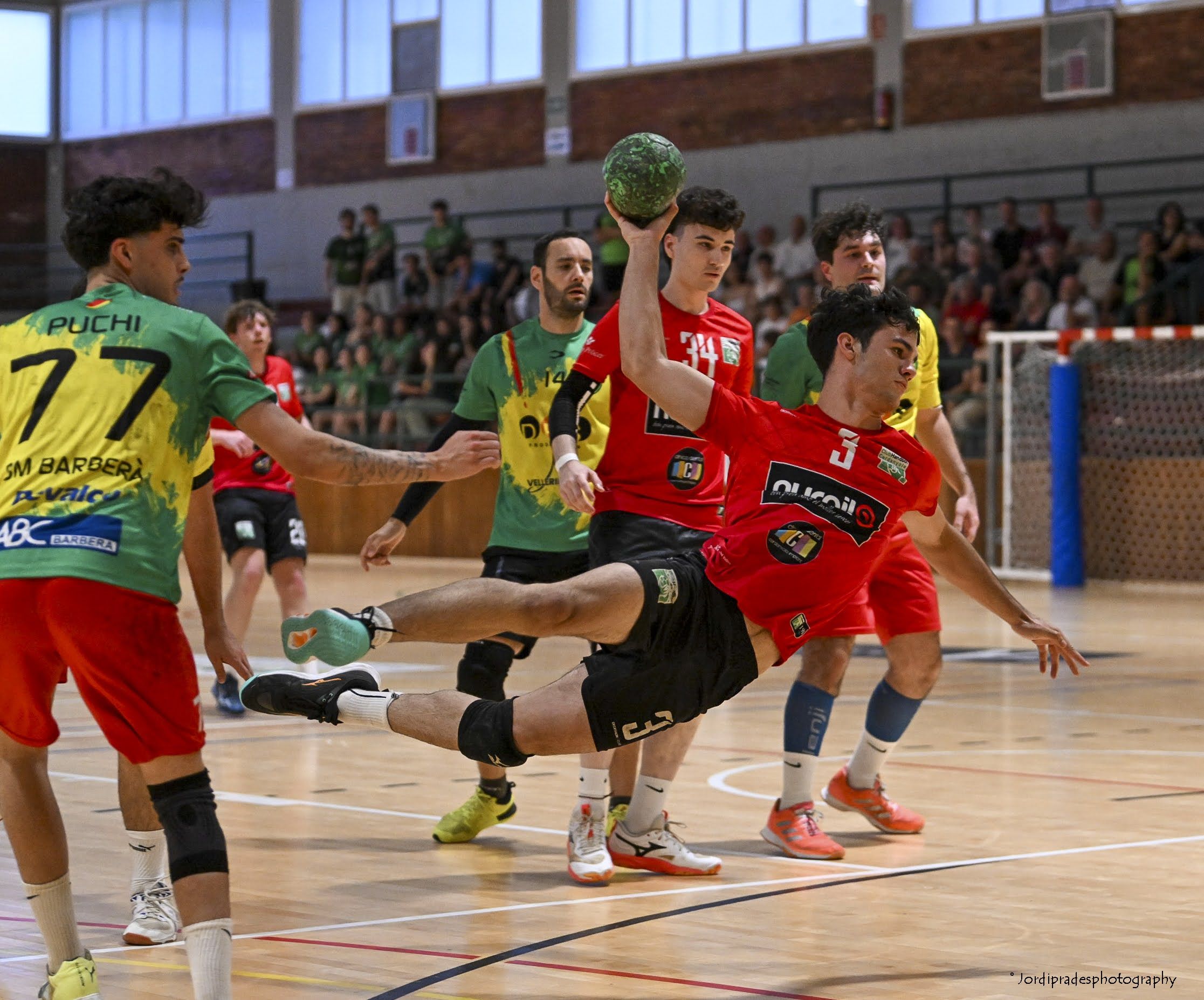 Tir a porteria del CH Cerdanyola. Foto: Jordi Prades