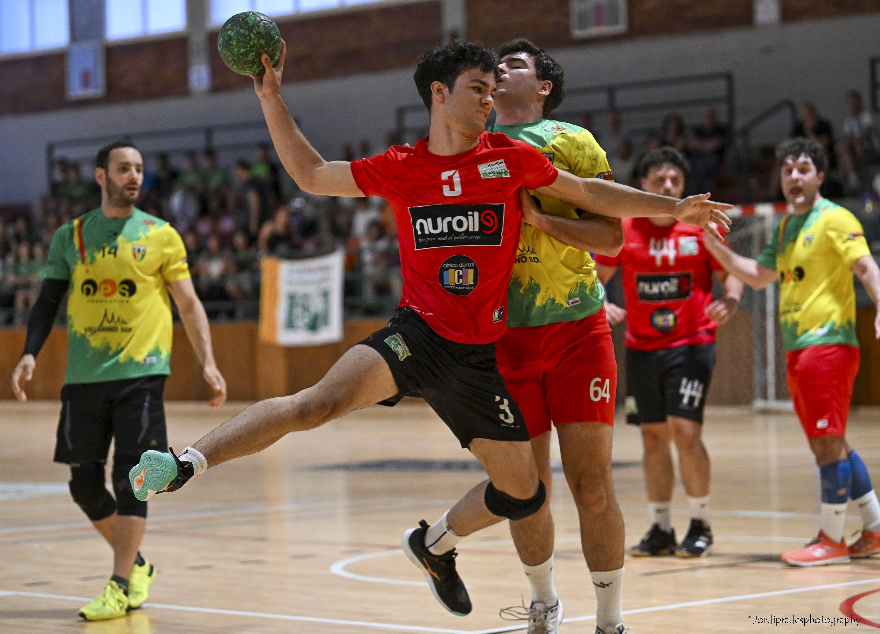 Tir a porteria del CH Cerdanyola. Foto: Jordi Prades