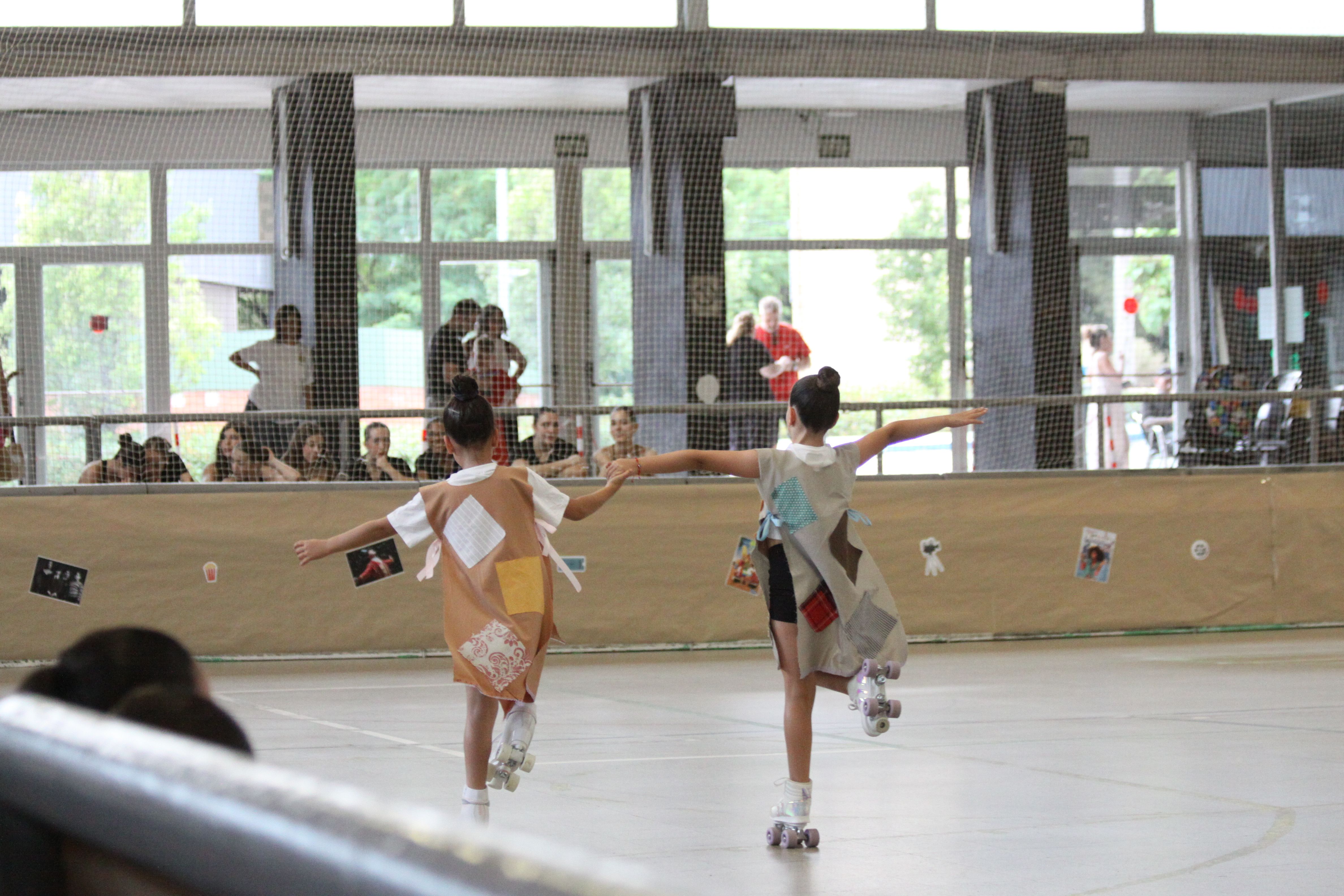 Un petit grup de l'Escola Montserrat s'han transformat en Annie. Foto: Laia Jubany