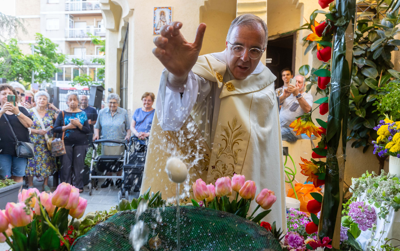 Moment en què es fa ballar l’ou a la font guarnida dels jardinets de la Rectoria de Sant Martí. FOTO: Núria Puentes (Ajuntament)