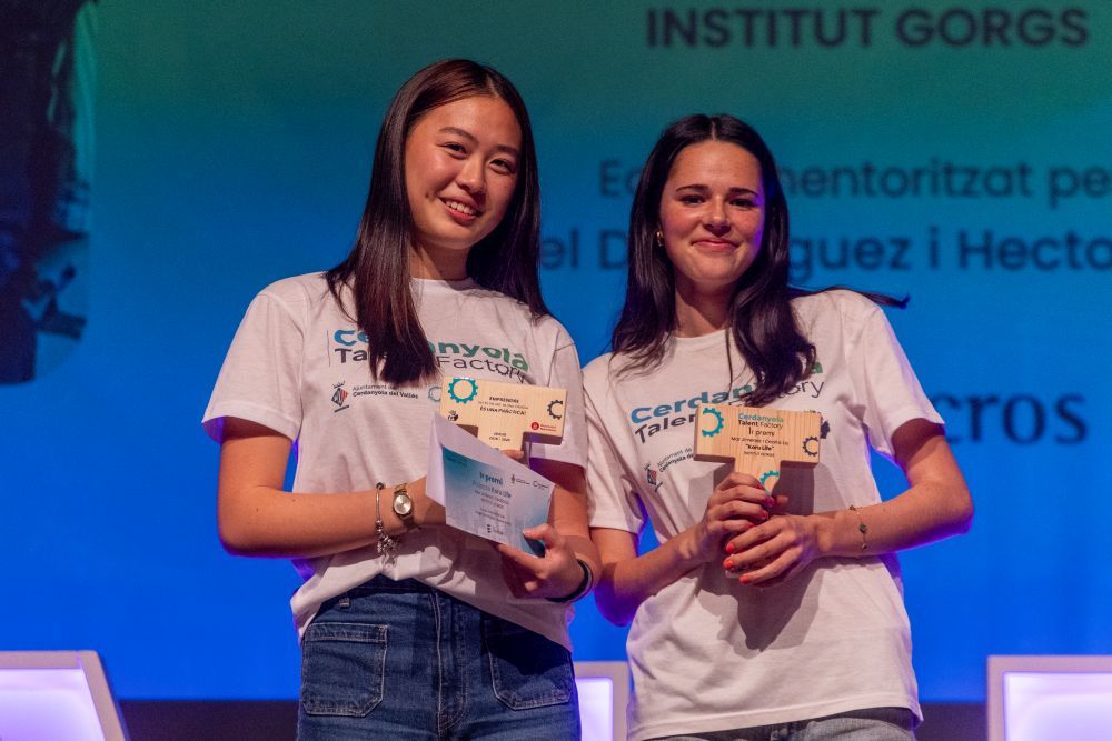 Cecilia Liu i Mar Jiménez, guanyadores del Cerdanyola Talent Factory 2026 amb el projecte Koru Life. FOTO: Ajuntament
