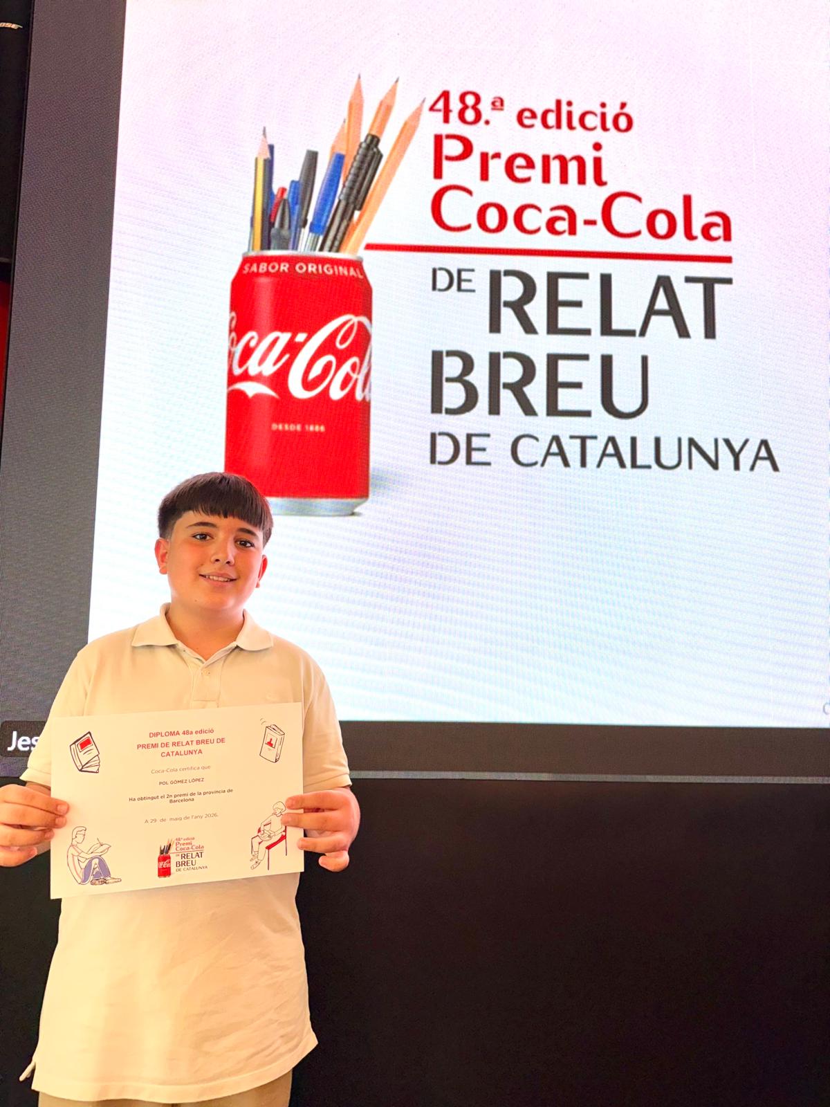 Pol Gómez López mostra el diploma que l’acredita com a segon classificat de la província de Barcelona al Premi Coca-Cola de Relat Breu de Catalunya. FOTO: Cedida