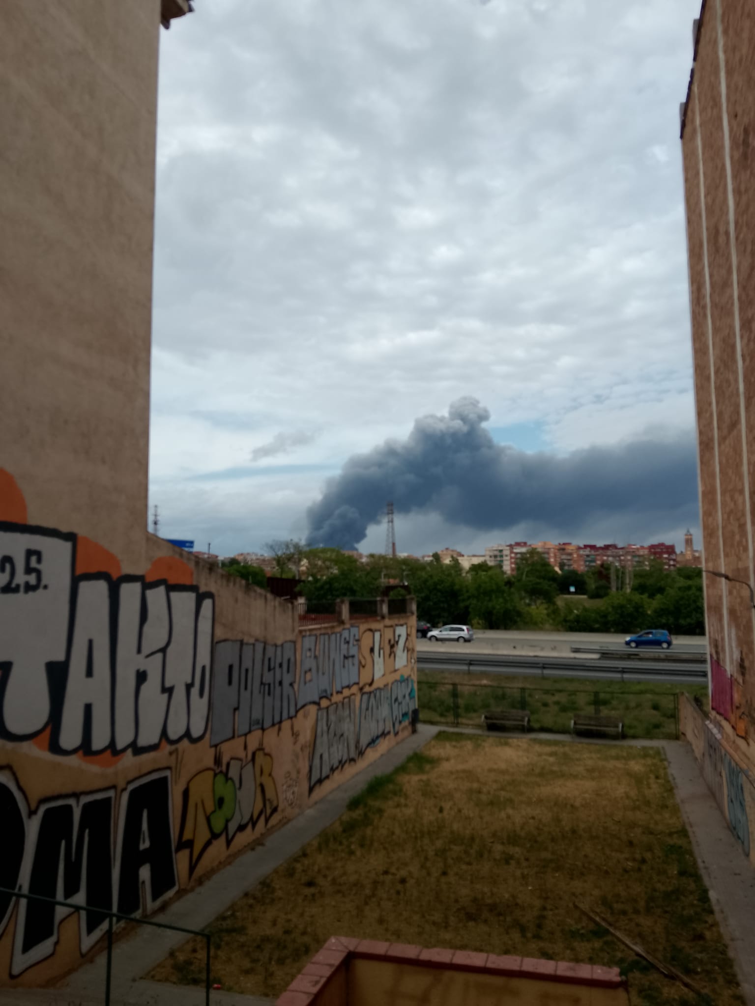 La fumera de l’incendi de Santa Perpètua de Mogoda, visible des del barri del Pont Vell. FOTO: Martí Morral