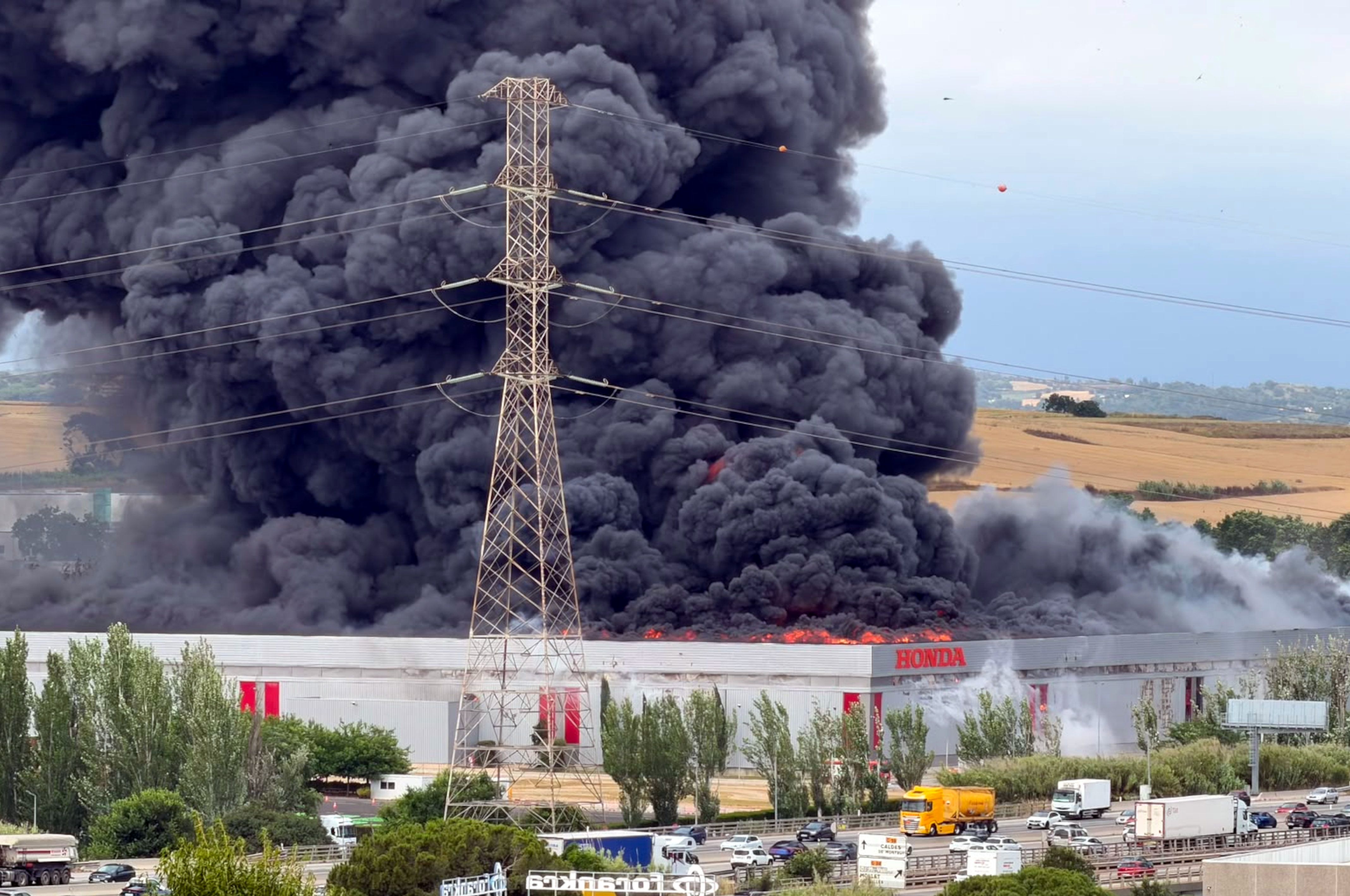 L'incendi de la fàbrica d'Honda a Santa Perpètua de Mogoda. FOTO: Albert Segura (ACN)