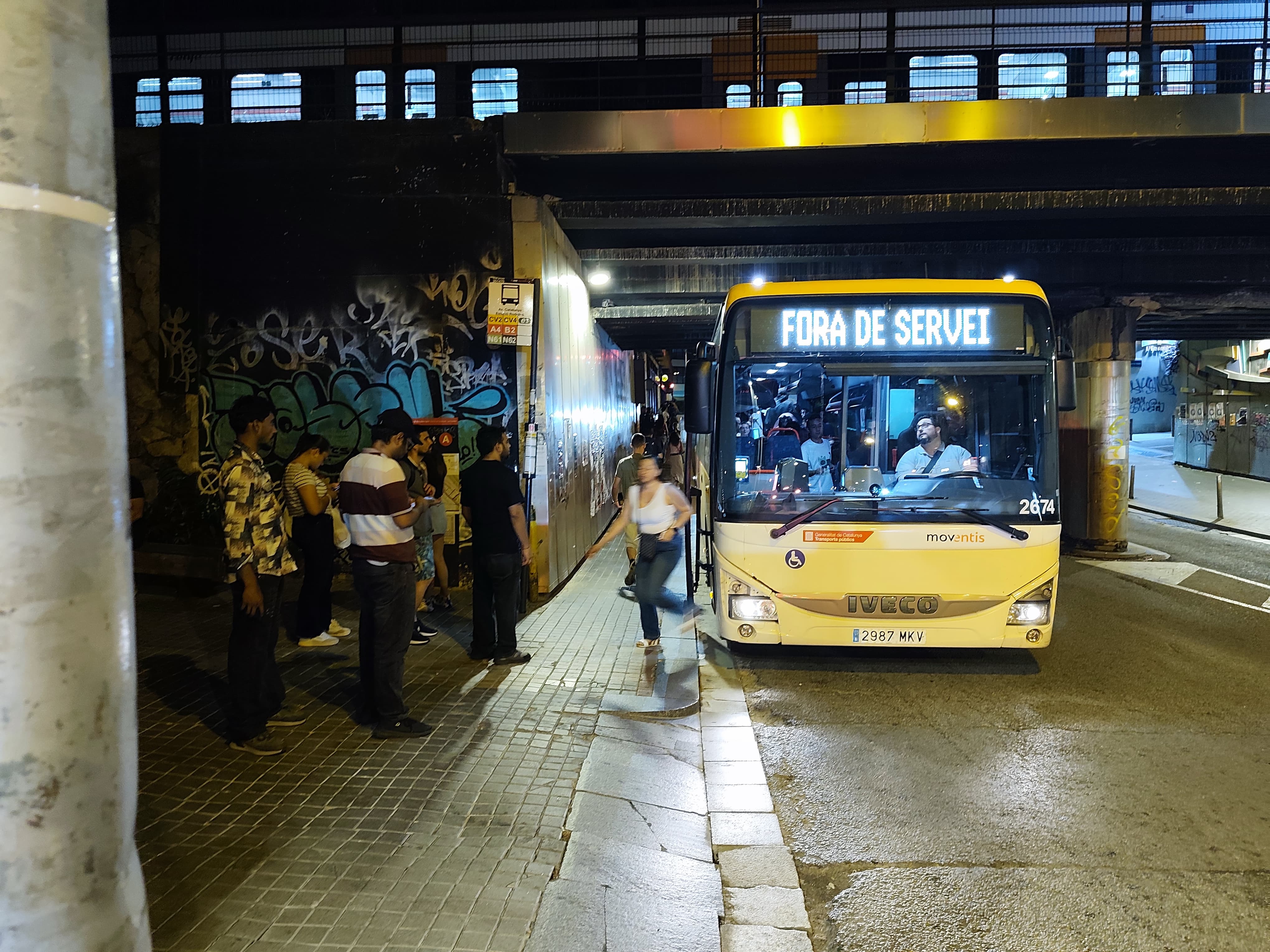 Usuaris esperen a la parada de Quatre Cantons durant les afectacions a la xarxa d’autobusos provocades pel tall de l’R4 i l’R7. FOTO: Lola Morral