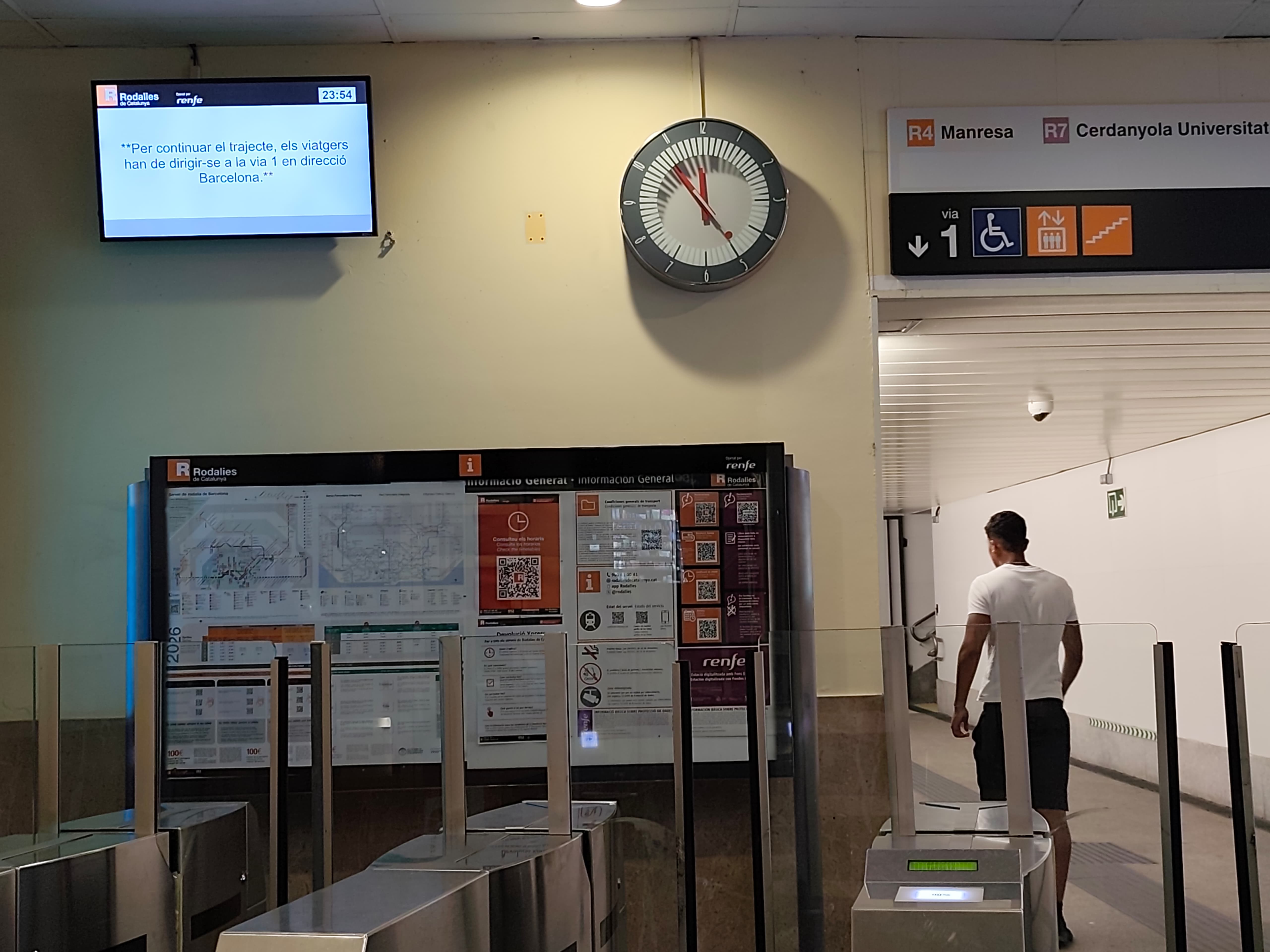 La pantalla de l’estació de Cerdanyola informava, a les 23.54 h, que els viatgers havien de dirigir-se a la via 1 en direcció Barcelona. FOTO: Lola Morral