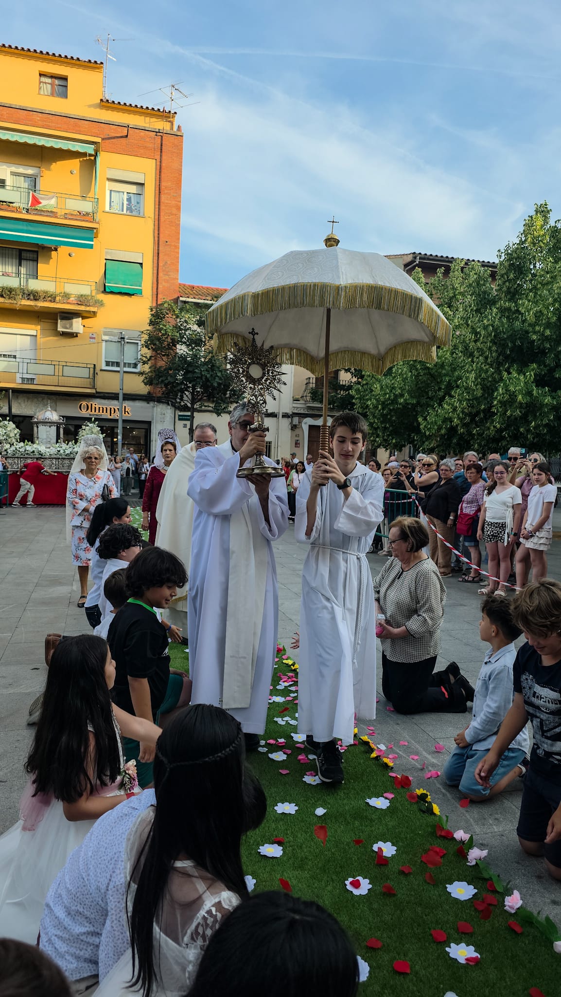 Cerdanyola celebra el Corpus Christi amb desenes de fidels. FOTO Marc Mata 