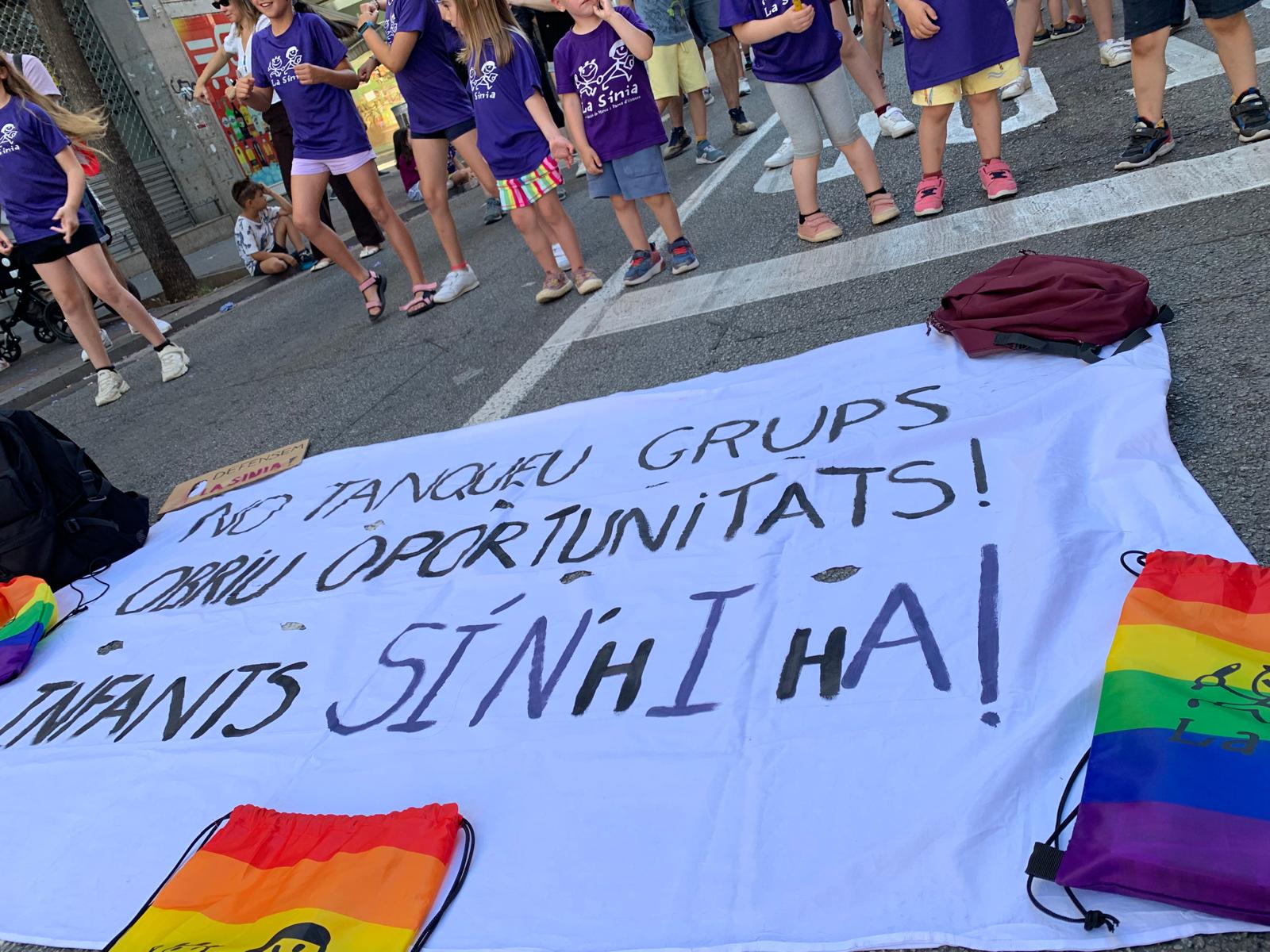 Cames d’infants de La Sínia darrere la pancarta “No tanqueu grups, obriu oportunitats. Infants sí n’hi ha!”, durant la protesta a l’avinguda de Catalunya. FOTO: Judit Josa