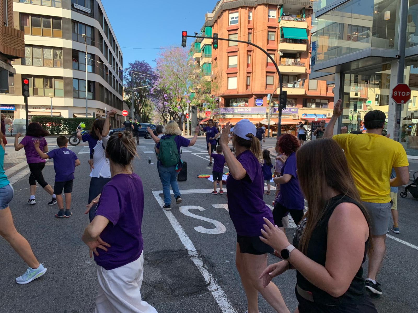 La protesta de La Sínia ha combinat zumba i reivindicació amb el tall de trànsit a Quatre Cantons. FOTO: Judit Josa
