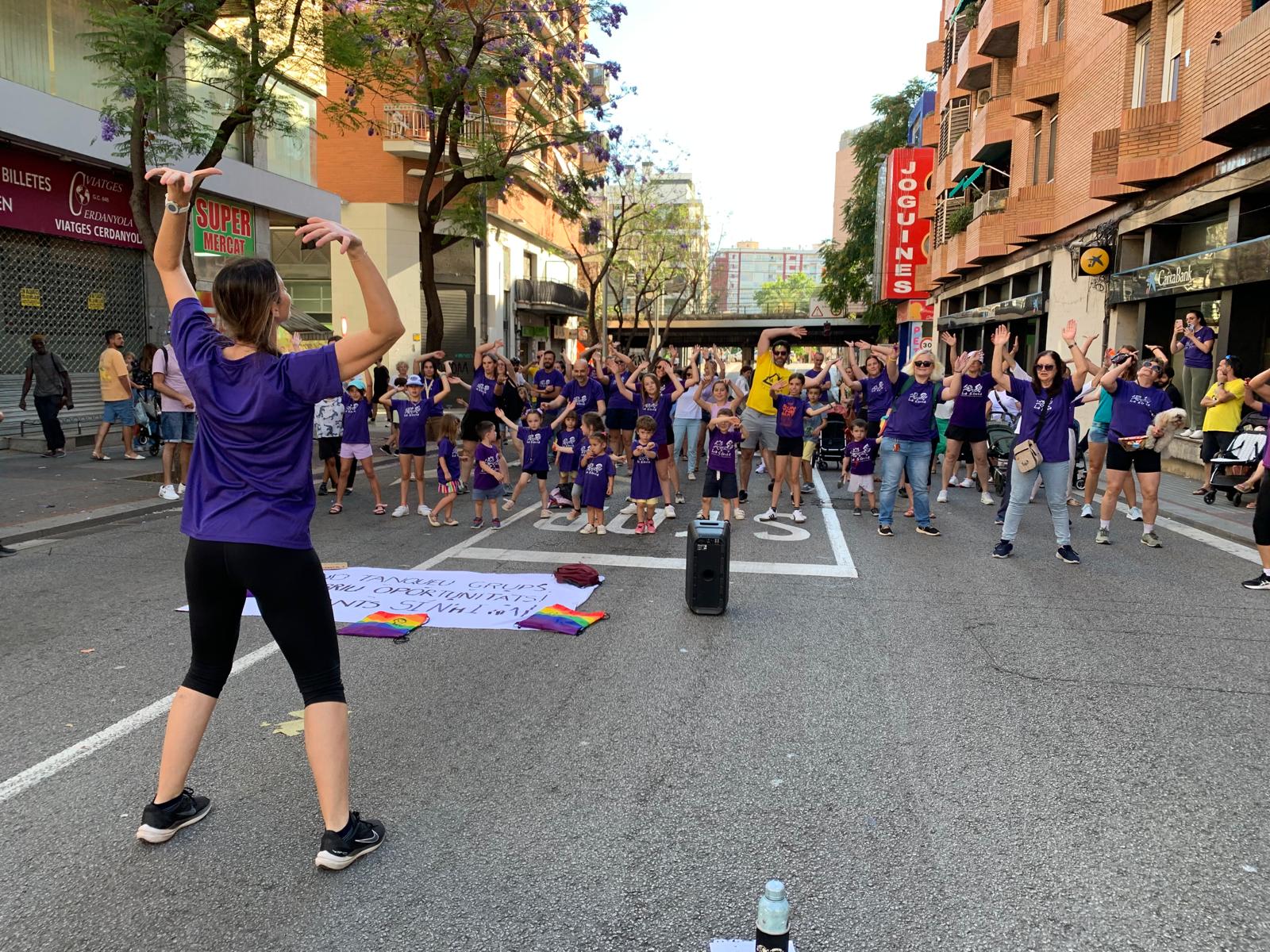 Classe de zumba reivindicativa al mig de l’avinguda de Catalunya durant la protesta de La Sínia contra el tancament d’un grup d’I3. FOTO: Judit Josa